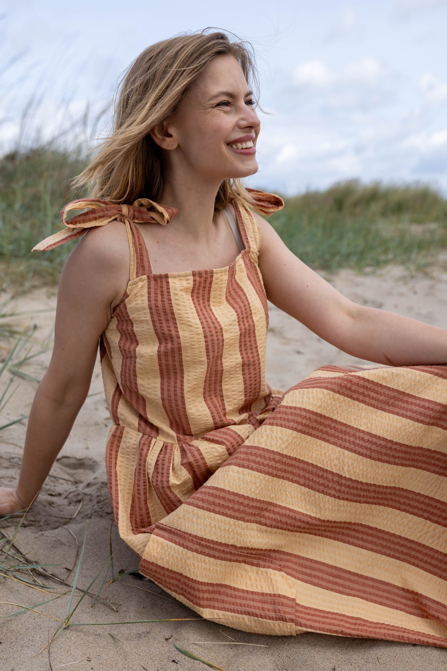 Sød bæk og bølge kjole med bindestropper og striber 