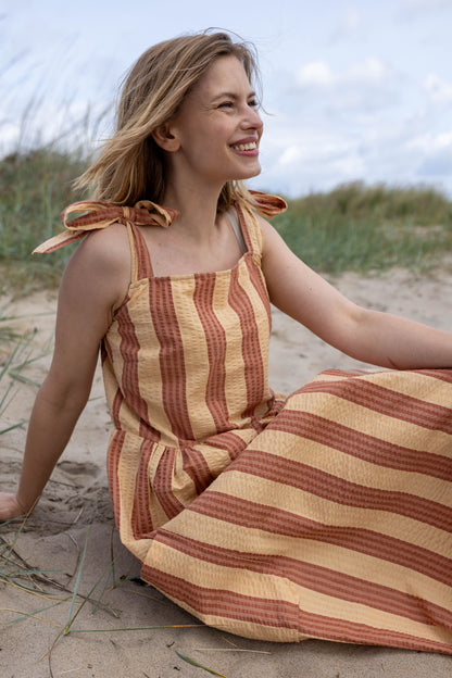 Sød bæk og bølge kjole med bindestropper og striber 