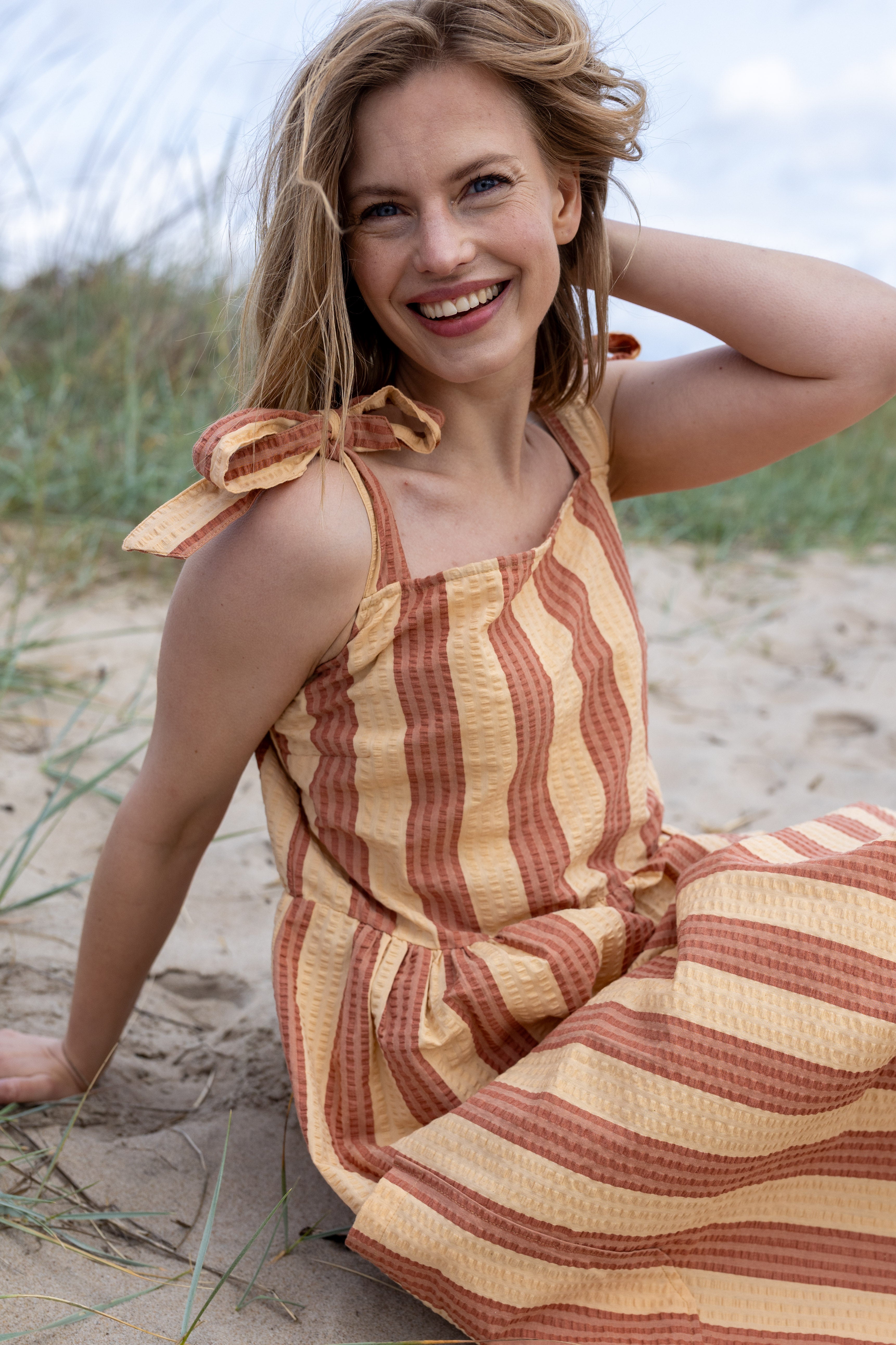 Sød bæk og bølge kjole med bindestropper og striber 