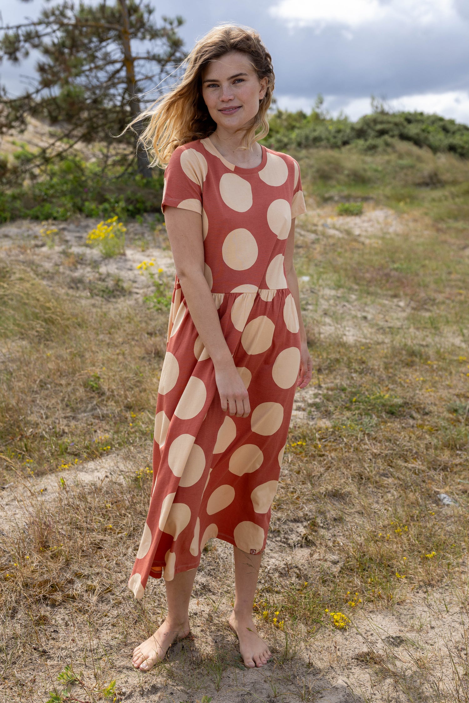 Fin kjole med korte ærmer, skørt med vidde og print af store prikker til kvinder