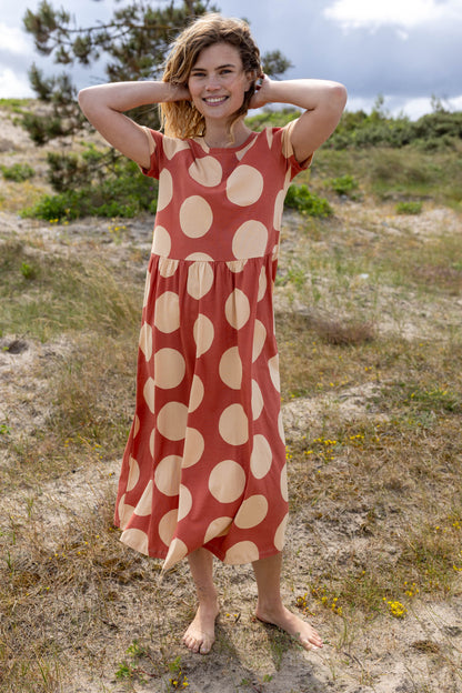 Fin kjole med korte ærmer, skørt med vidde og print af store prikker til kvinder