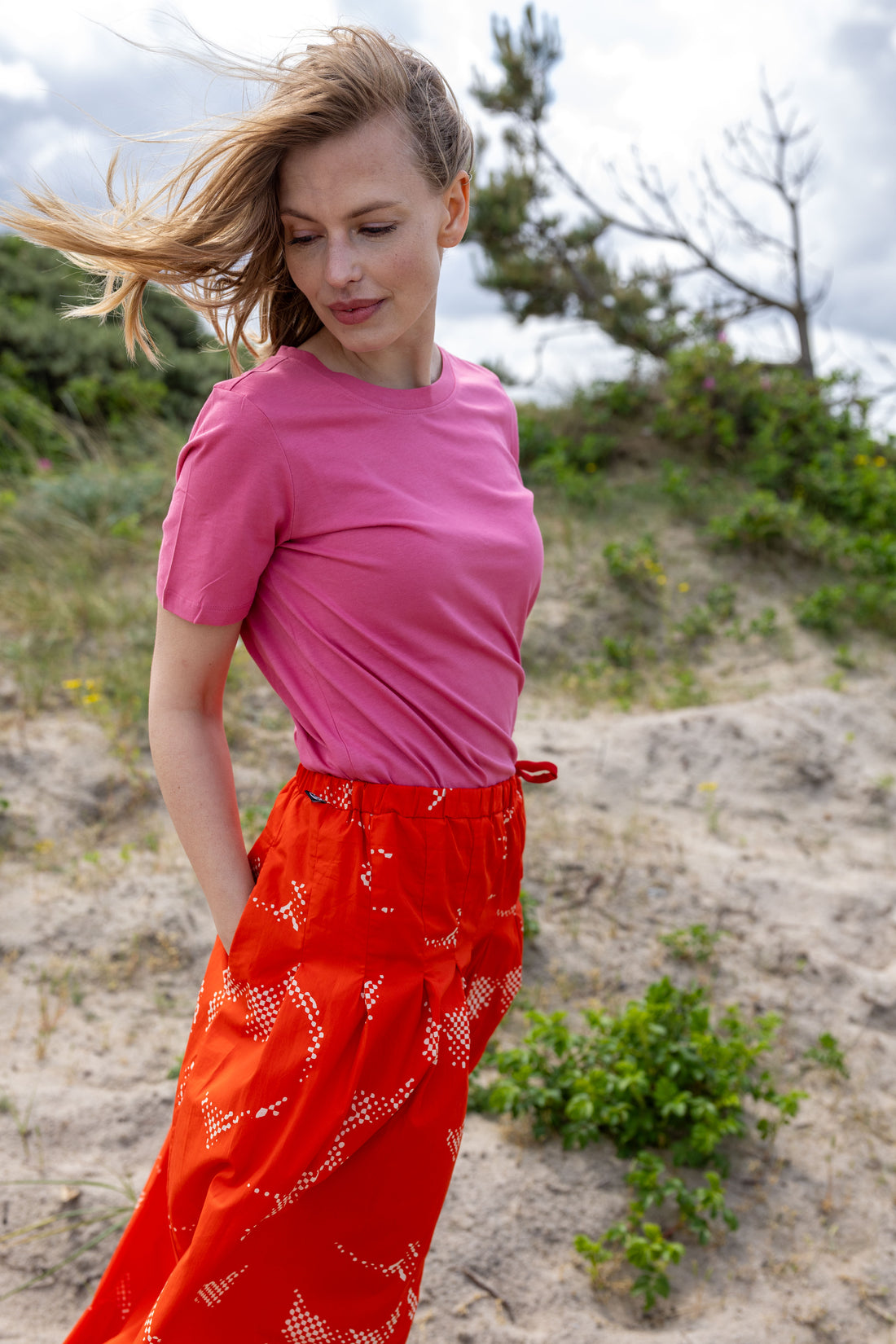 Flot nederdel i rødt og hvidt mønster til kvinder