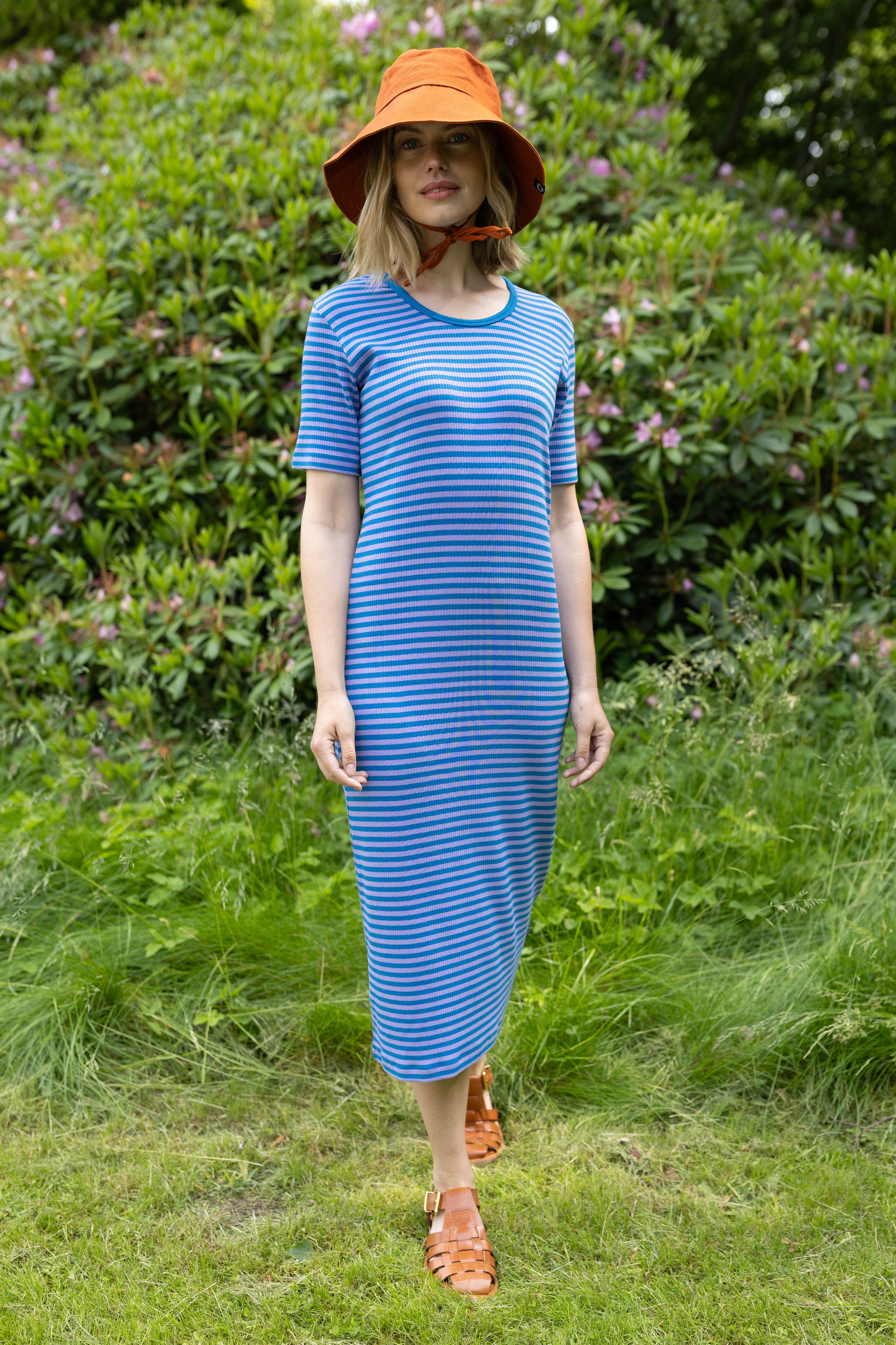 Fin kjole i bomuld og viskose med striber i varm blå og lyslilla til kvinder