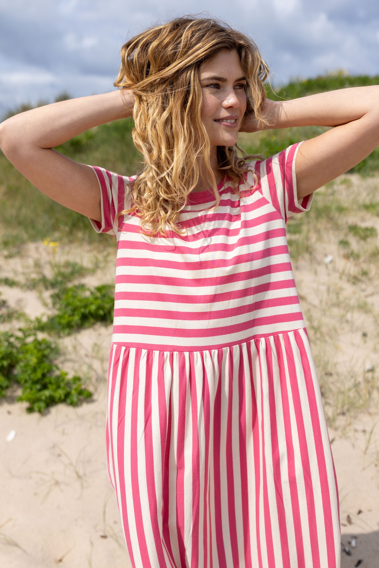 Fin kjole med korte ærmer, skørt med vidde og striber til kvinder