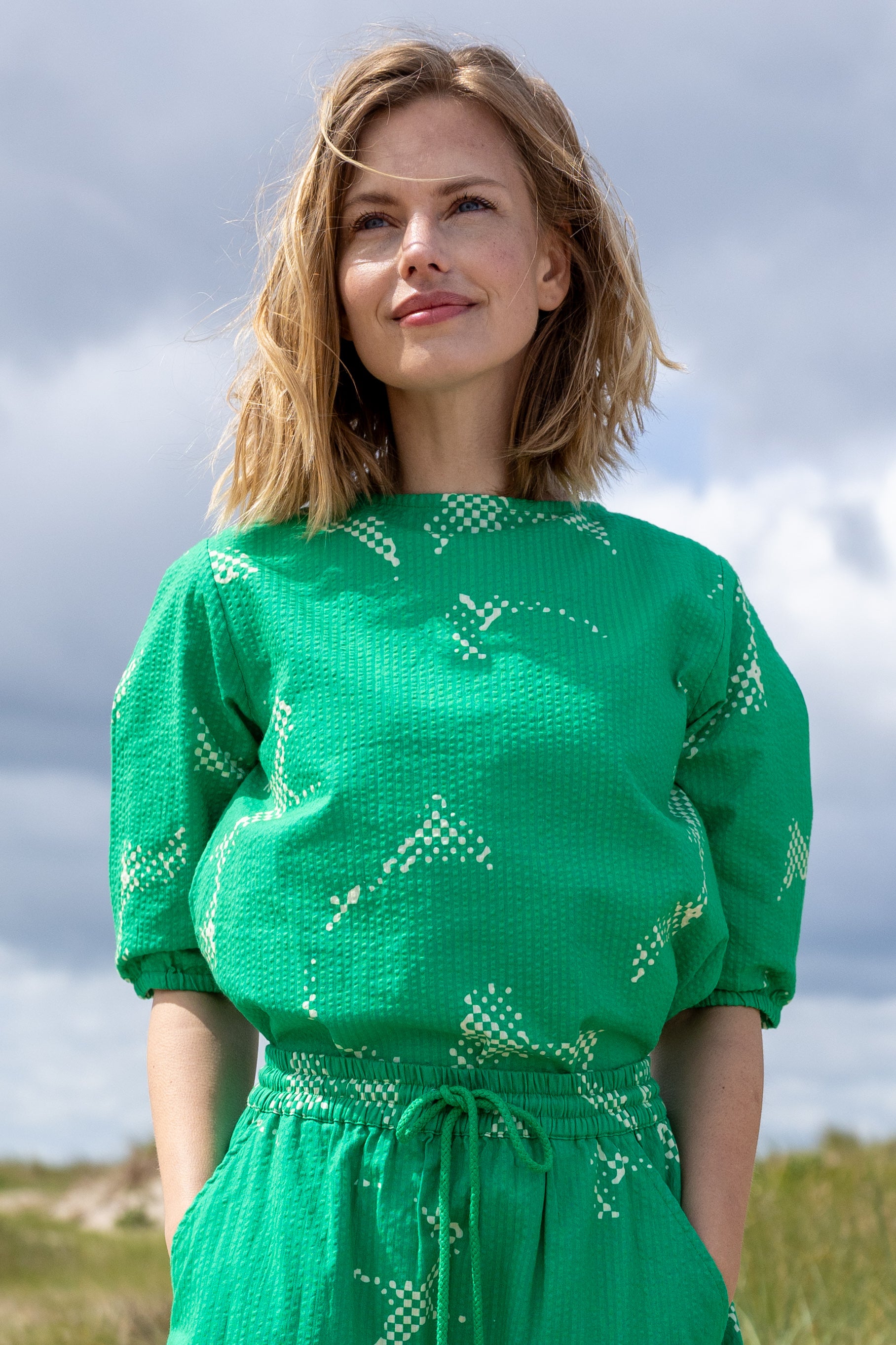 Sød bæk og bølge skjortebluse i grønt og hvidt mønster til kvinder