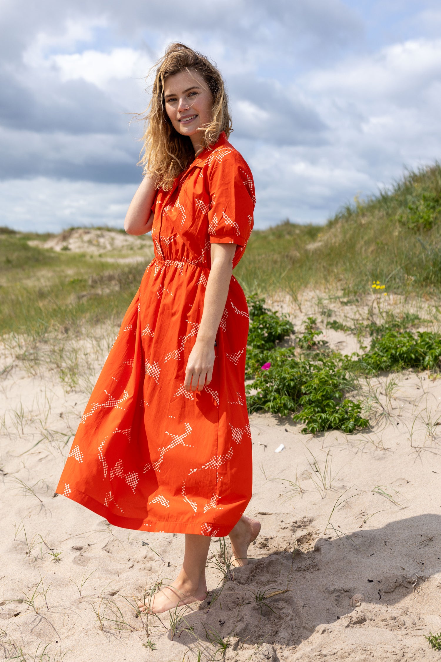 Fin og let mønstret skjortekjole i rød og knækket hvid til kvinder