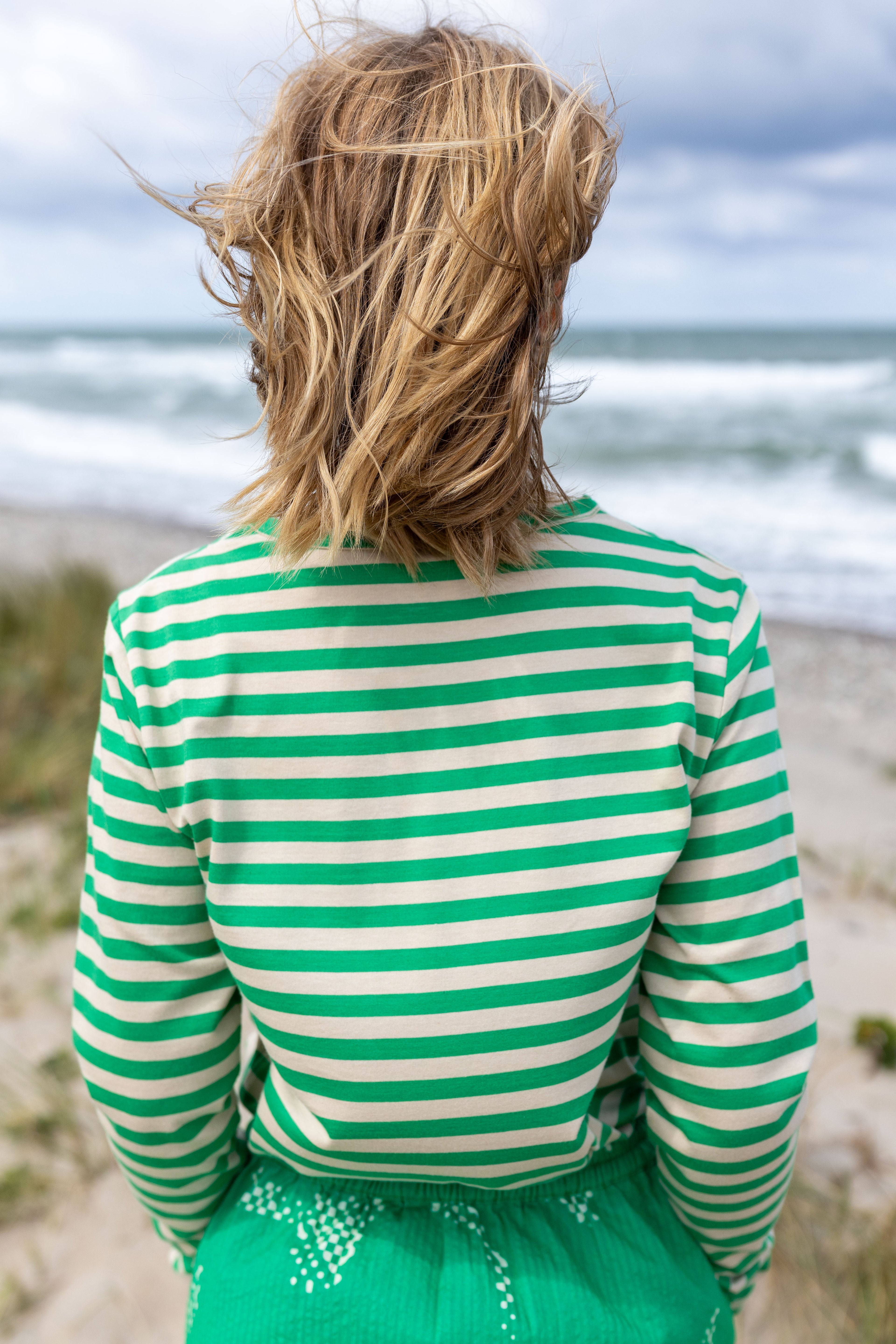 Lækker langærmet bluse med striber i beige og grøn til kvinder