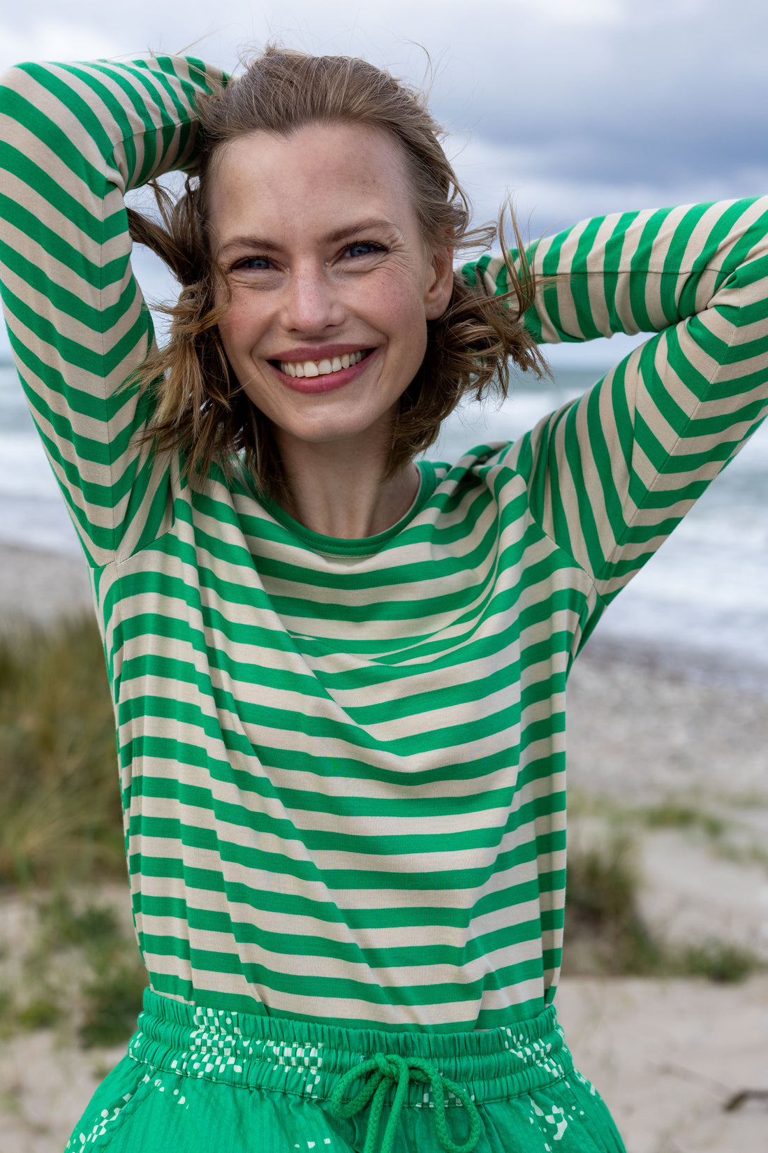 Lækker langærmet bluse med striber i beige og grøn til kvinder