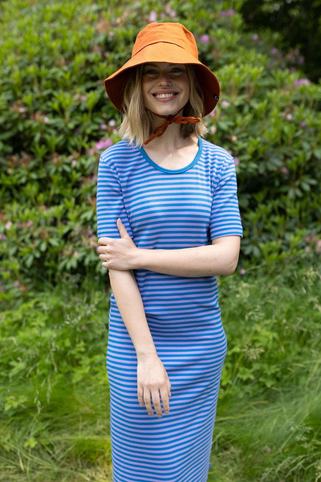 Fin kjole i bomuld og viskose med striber i varm blå og lyslilla til kvinder