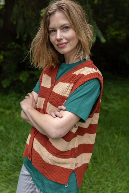 Smart strikket vest med striber i brændt rød og varm sandfarve til kvinder