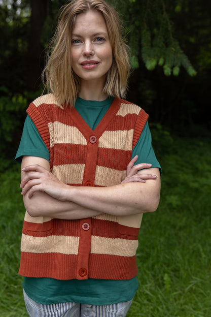 Smart strikket vest med striber i brændt rød og varm sandfarve til kvinder