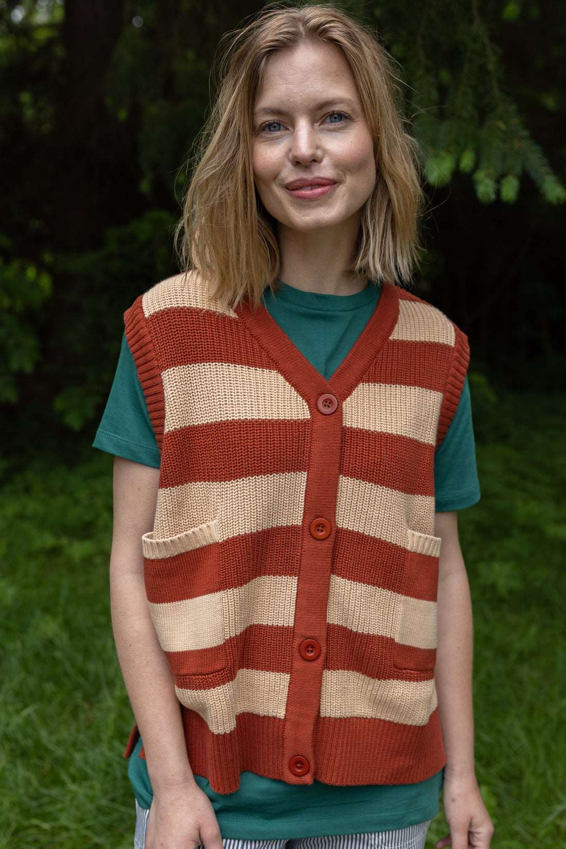 Smart strikket vest med striber i brændt rød og varm sandfarve til kvinder