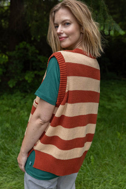 Smart strikket vest med striber i brændt rød og varm sandfarve til kvinder