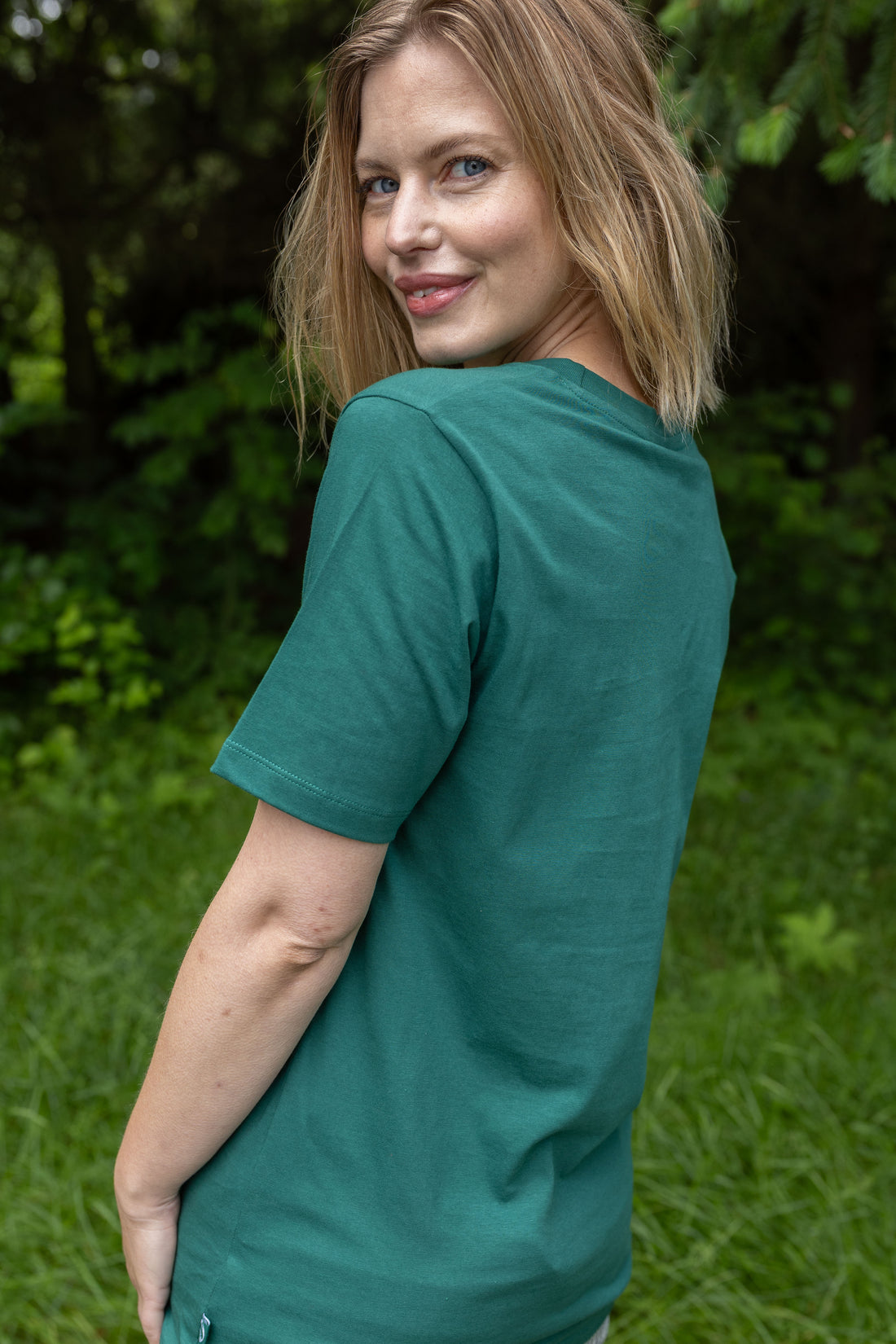 Smart t-shirt i mørkegrøn med rund hals til kvinder