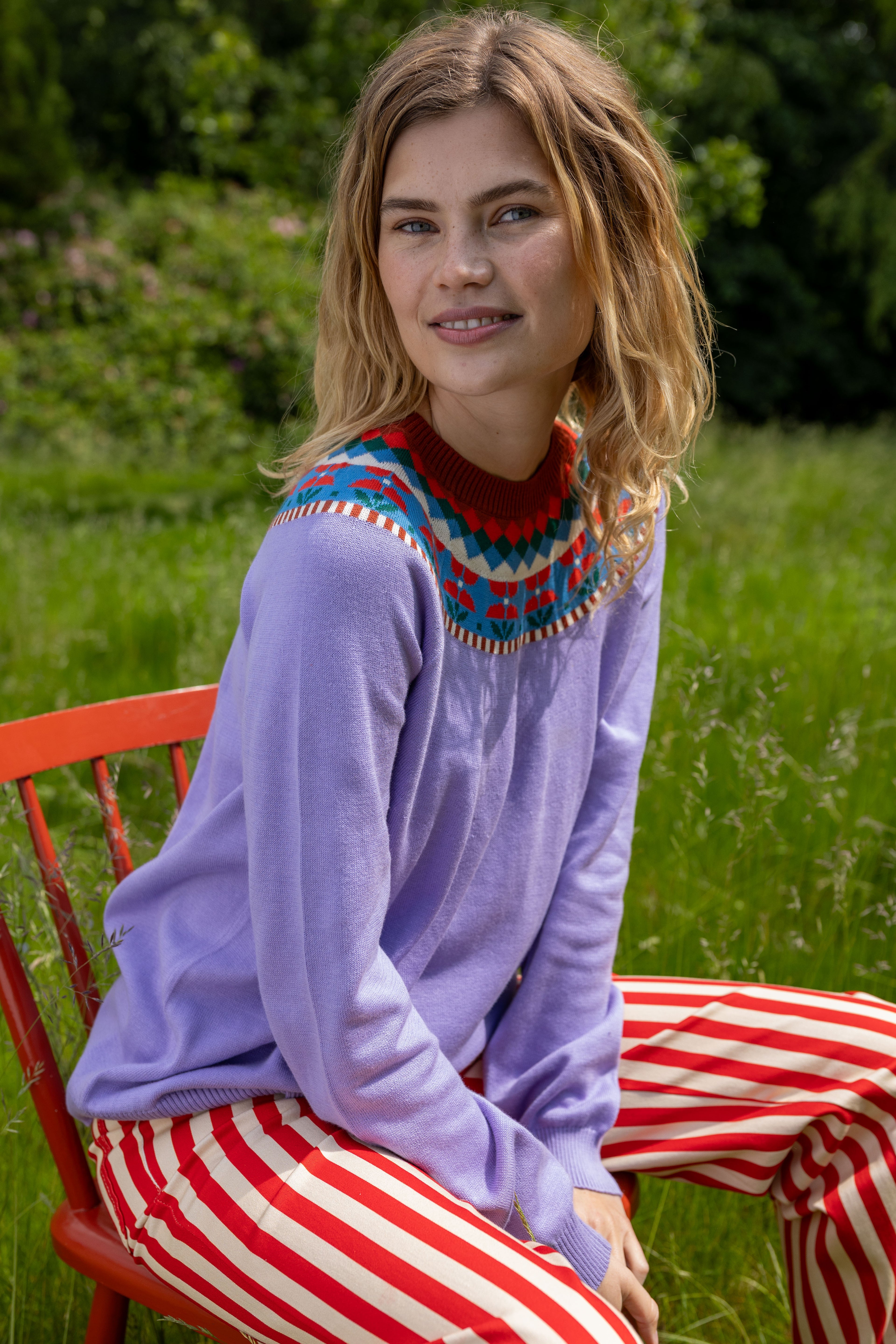 Sød sweater i lyslilla med flotte detaljer og blomstermønster til kvinder