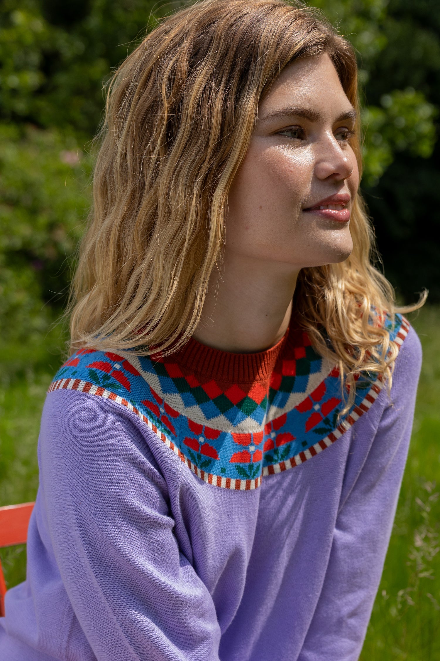 Sød sweater i lyslilla med flotte detaljer og blomstermønster til kvinder