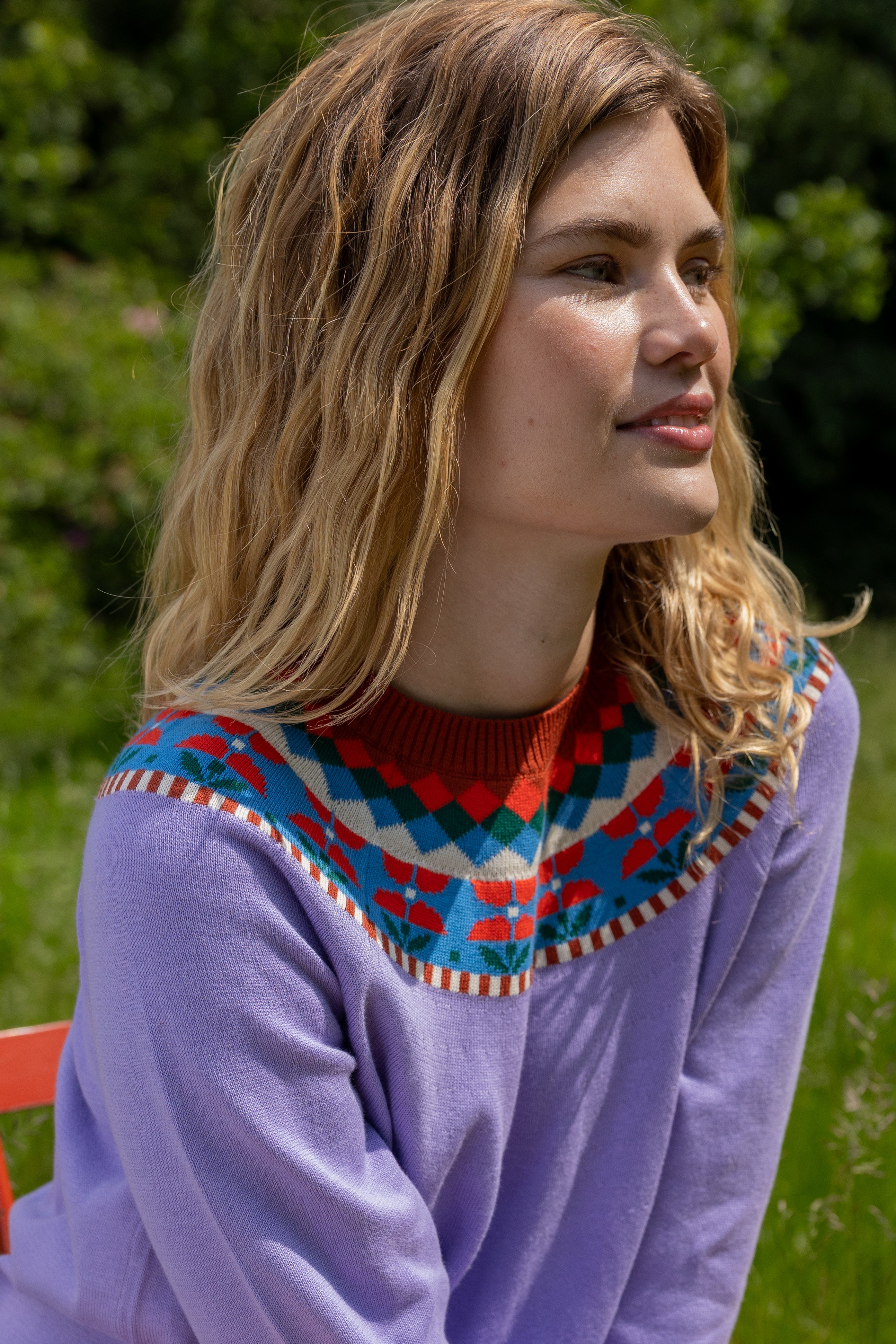 Sød sweater i lyslilla med flotte detaljer og blomstermønster til kvinder