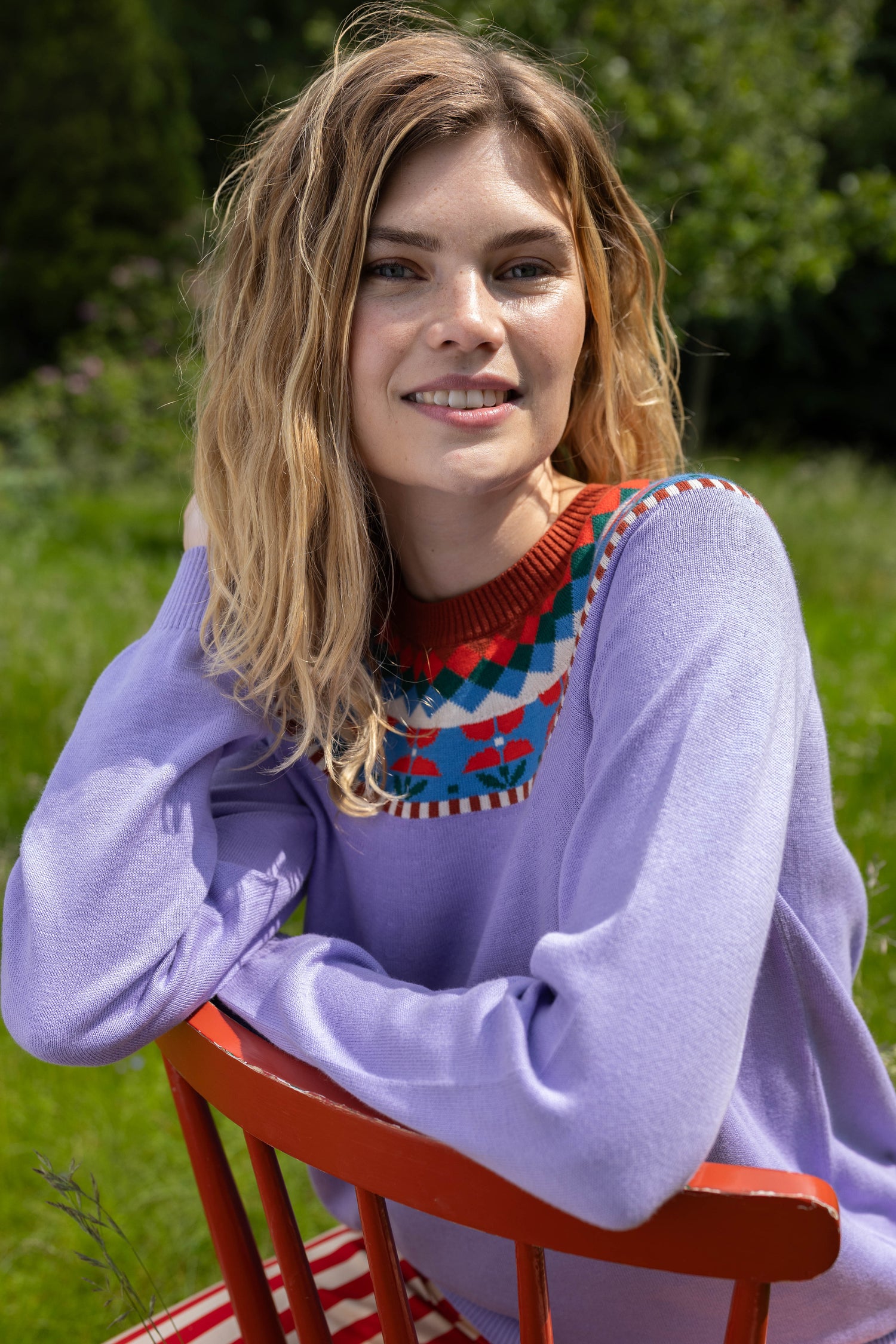 Sød sweater i lyslilla med flotte detaljer og blomstermønster til kvinder