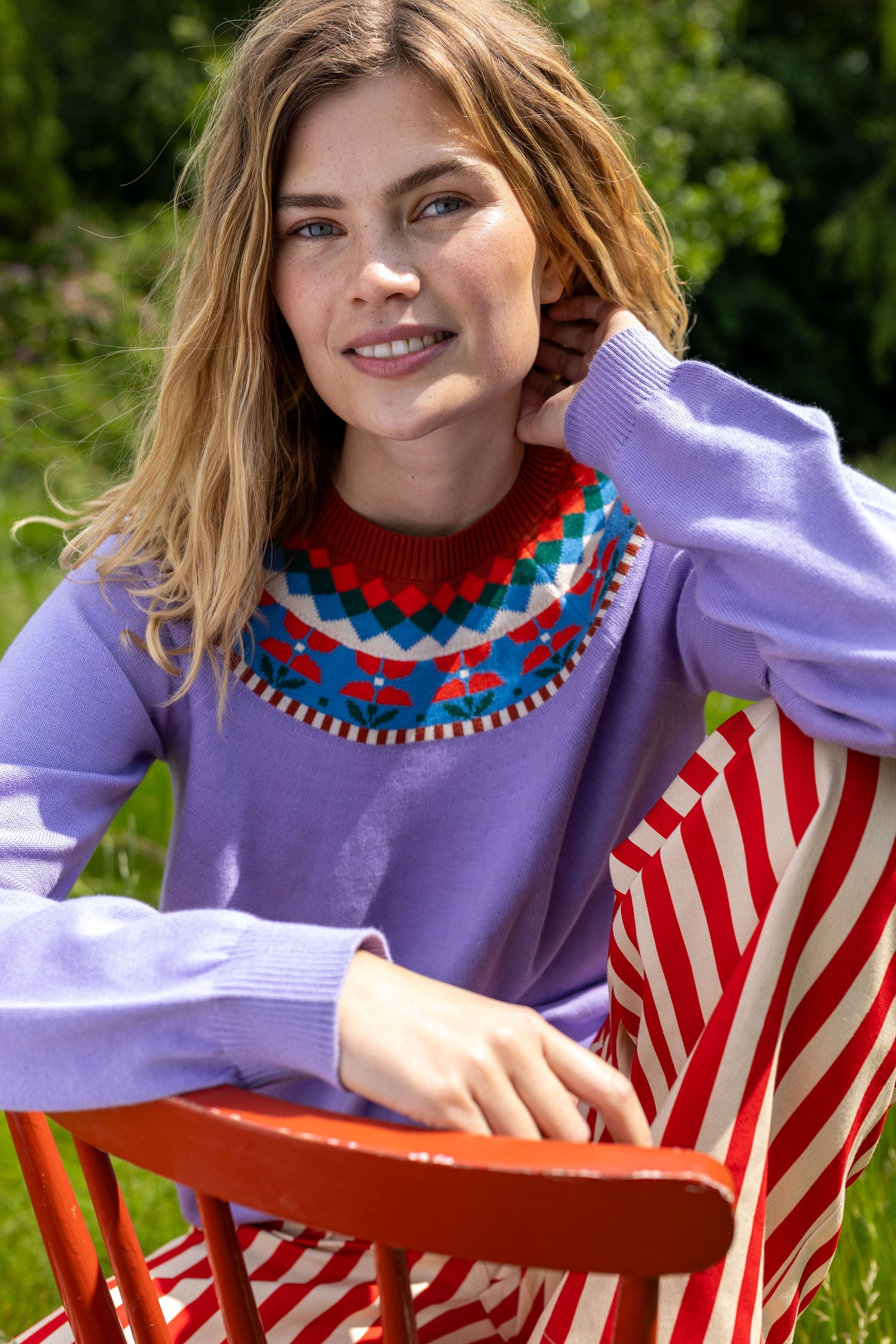 Sød sweater i lyslilla med flotte detaljer og blomstermønster til kvinder