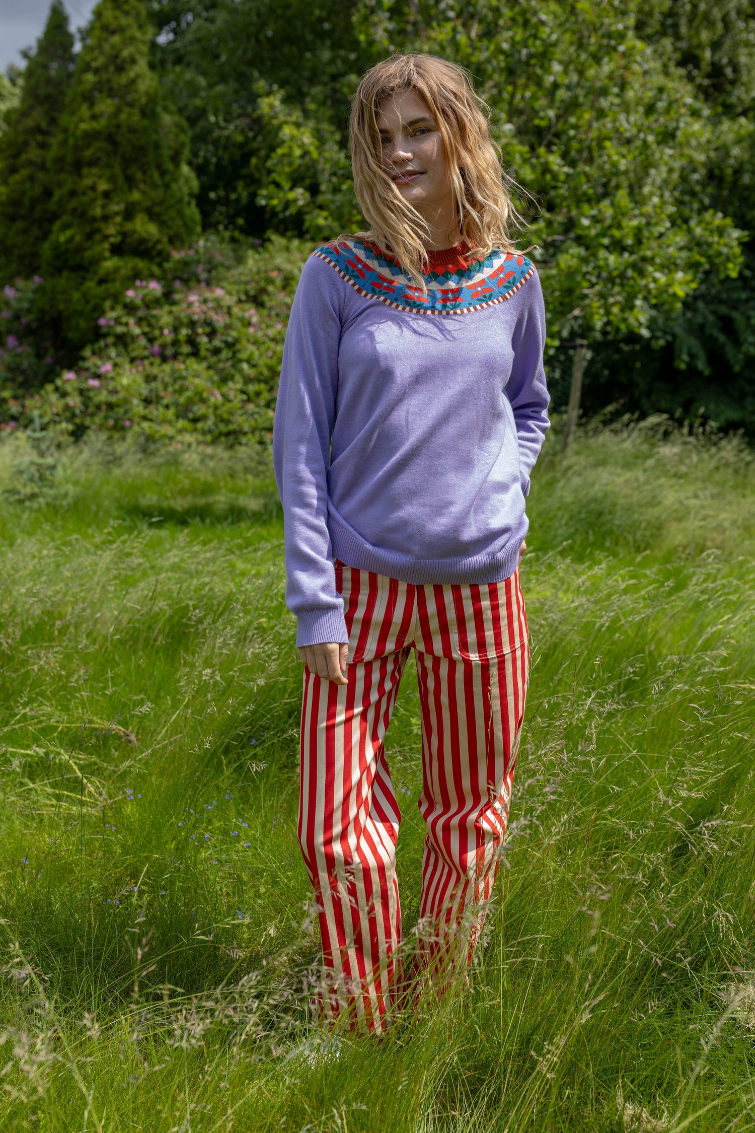 Sød sweater i lyslilla med flotte detaljer og blomstermønster til kvinder