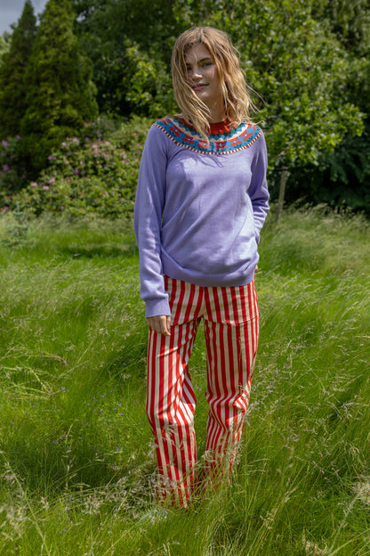 Sød sweater i lyslilla med flotte detaljer og blomstermønster til kvinder