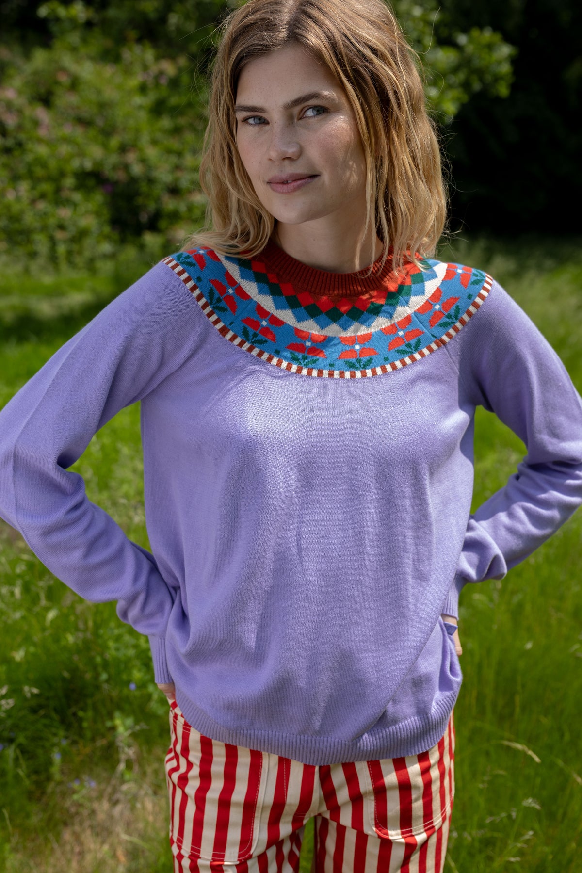 Sød sweater i lyslilla med flotte detaljer og blomstermønster til kvinder