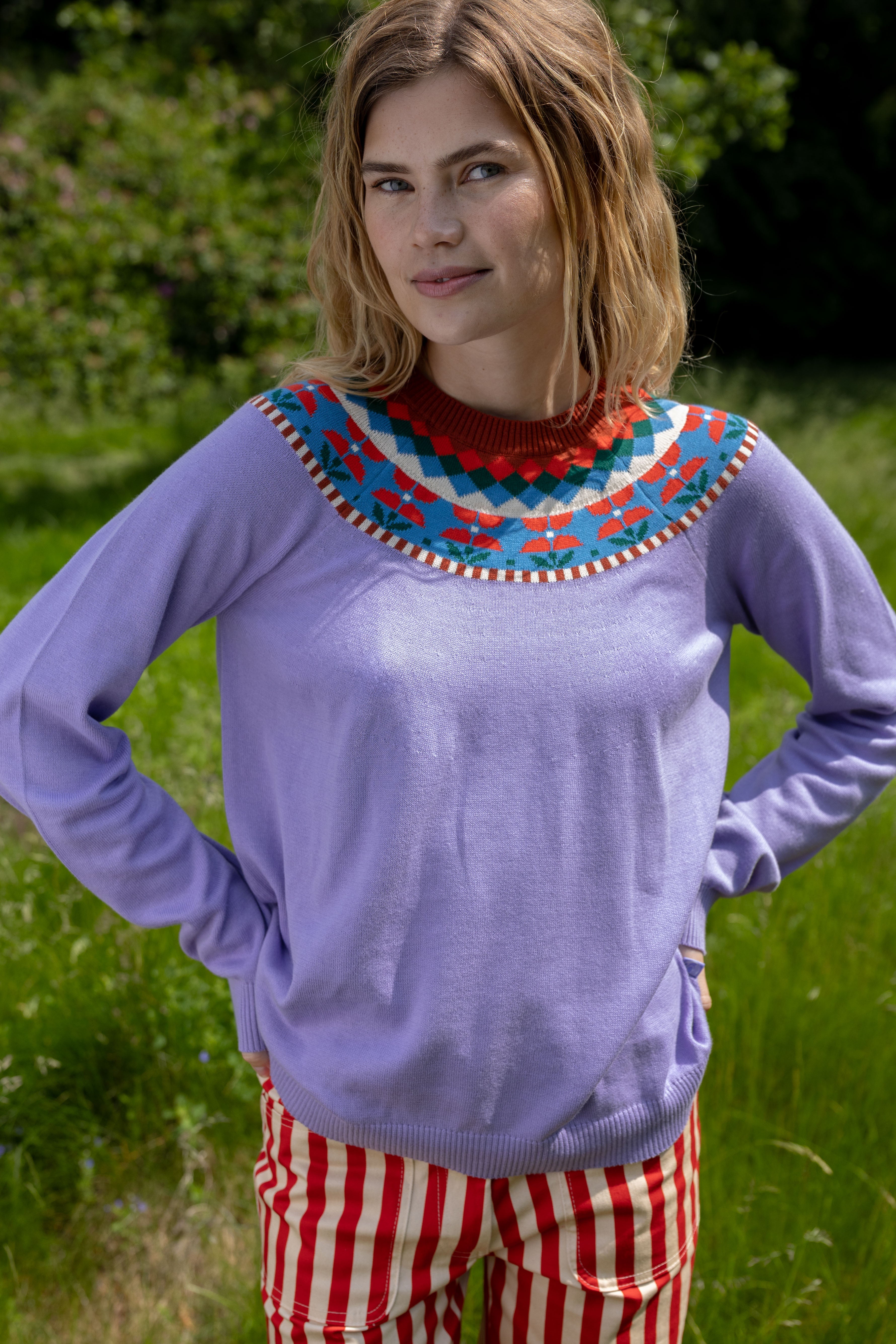 Sød sweater i lyslilla med flotte detaljer og blomstermønster til kvinder