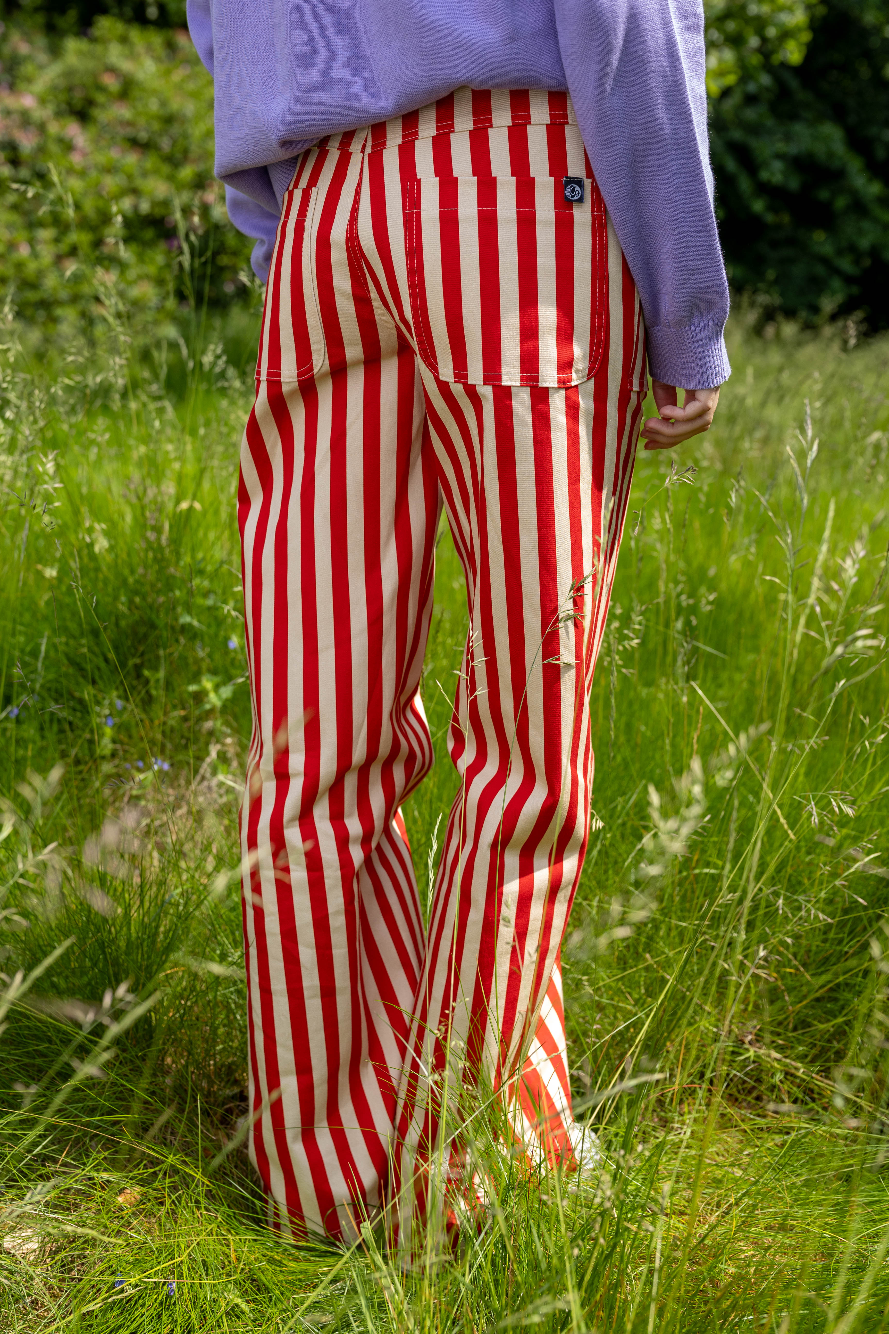 Smarte bukser i bomuldscanvas med røde og hvide striber til kvinder