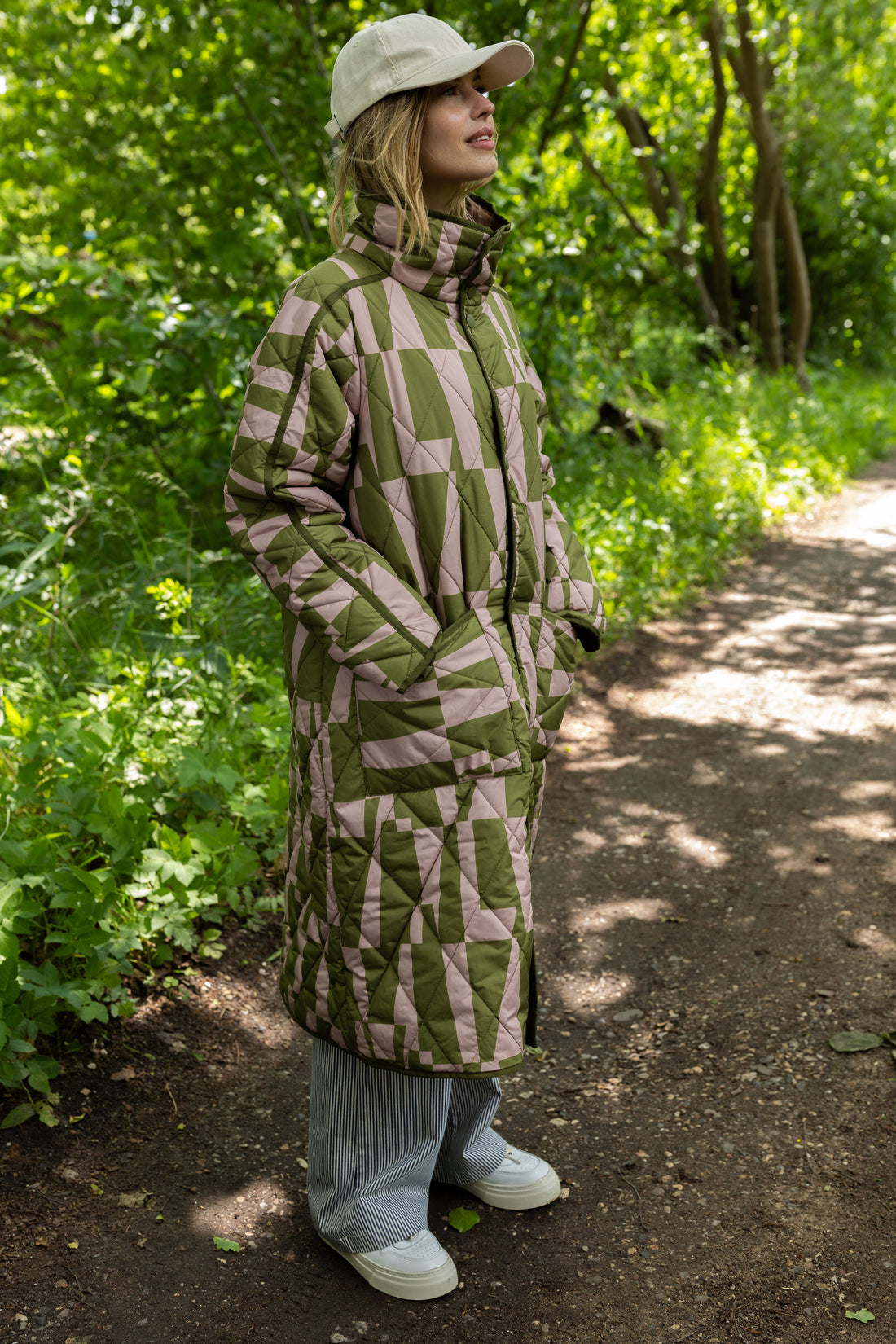 Lang quiltet termojakke i rosa og olivengrønt mønster til kvinder  