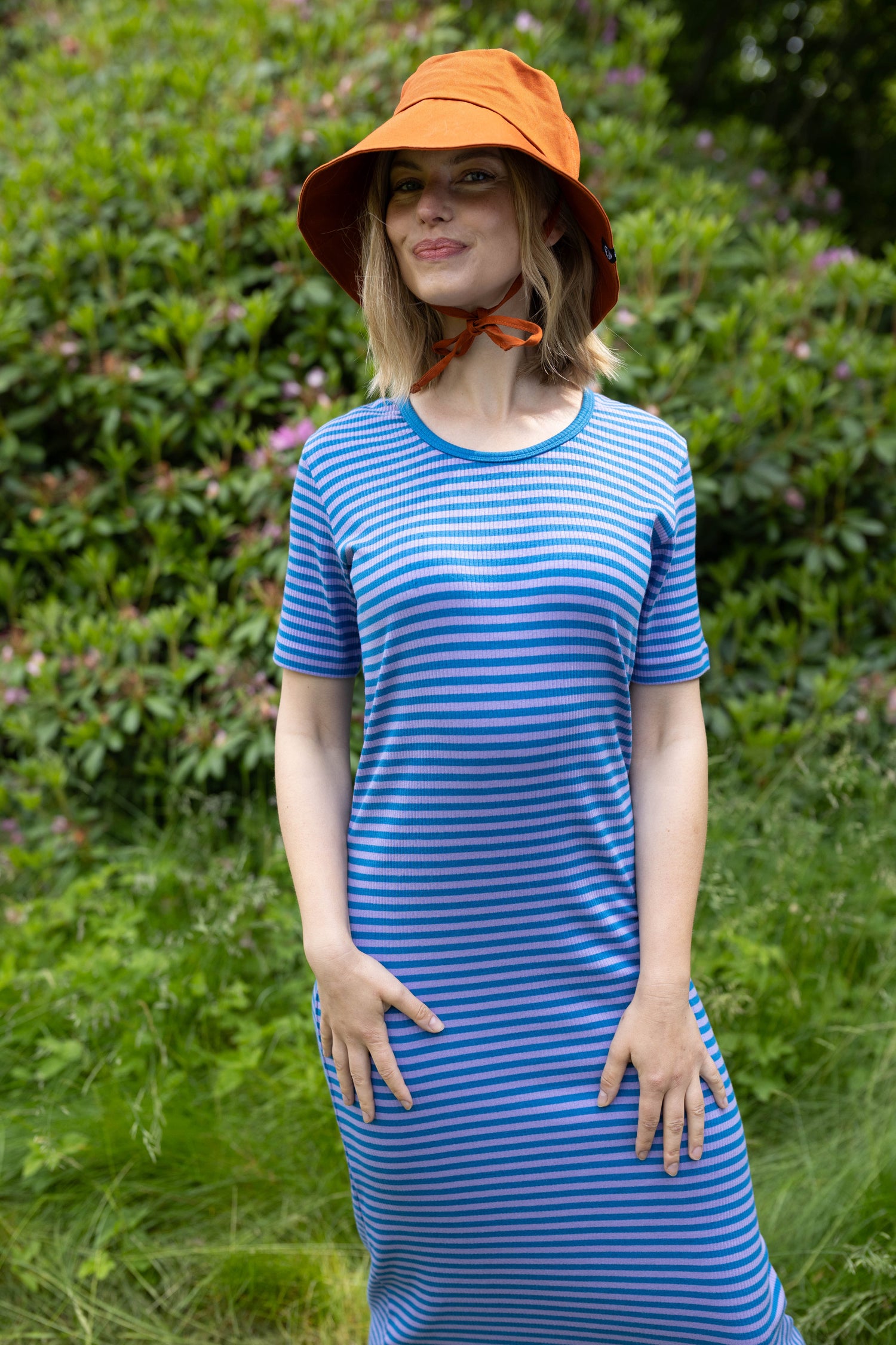 Fin kjole i bomuld og viskose med striber i varm blå og lyslilla til kvinder