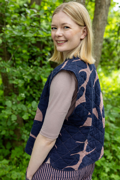 Smuk quiltet vest i fint mønster og flotte farver til kvinder