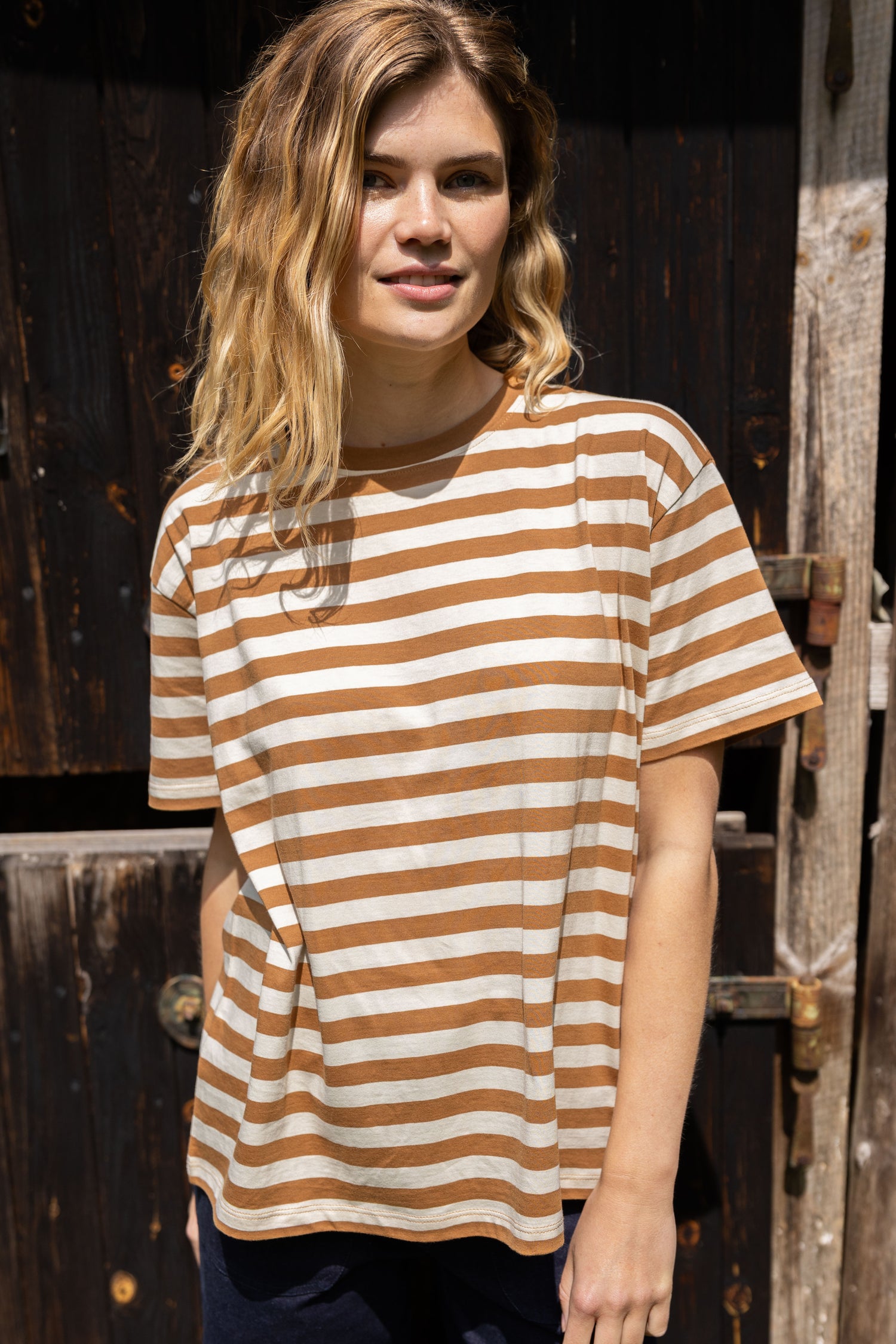 Fin boxy t-shirt med rund hals og striber i beige og mokka til kvinder