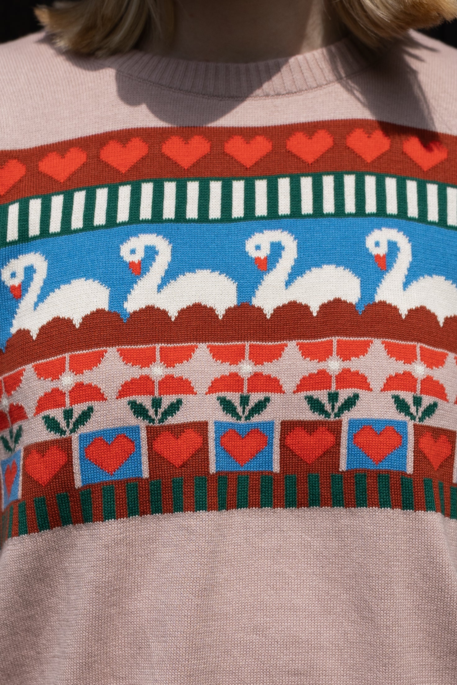 Fin sweater i støvet rosa med flot mønster af svaner og hjerter til kvinder