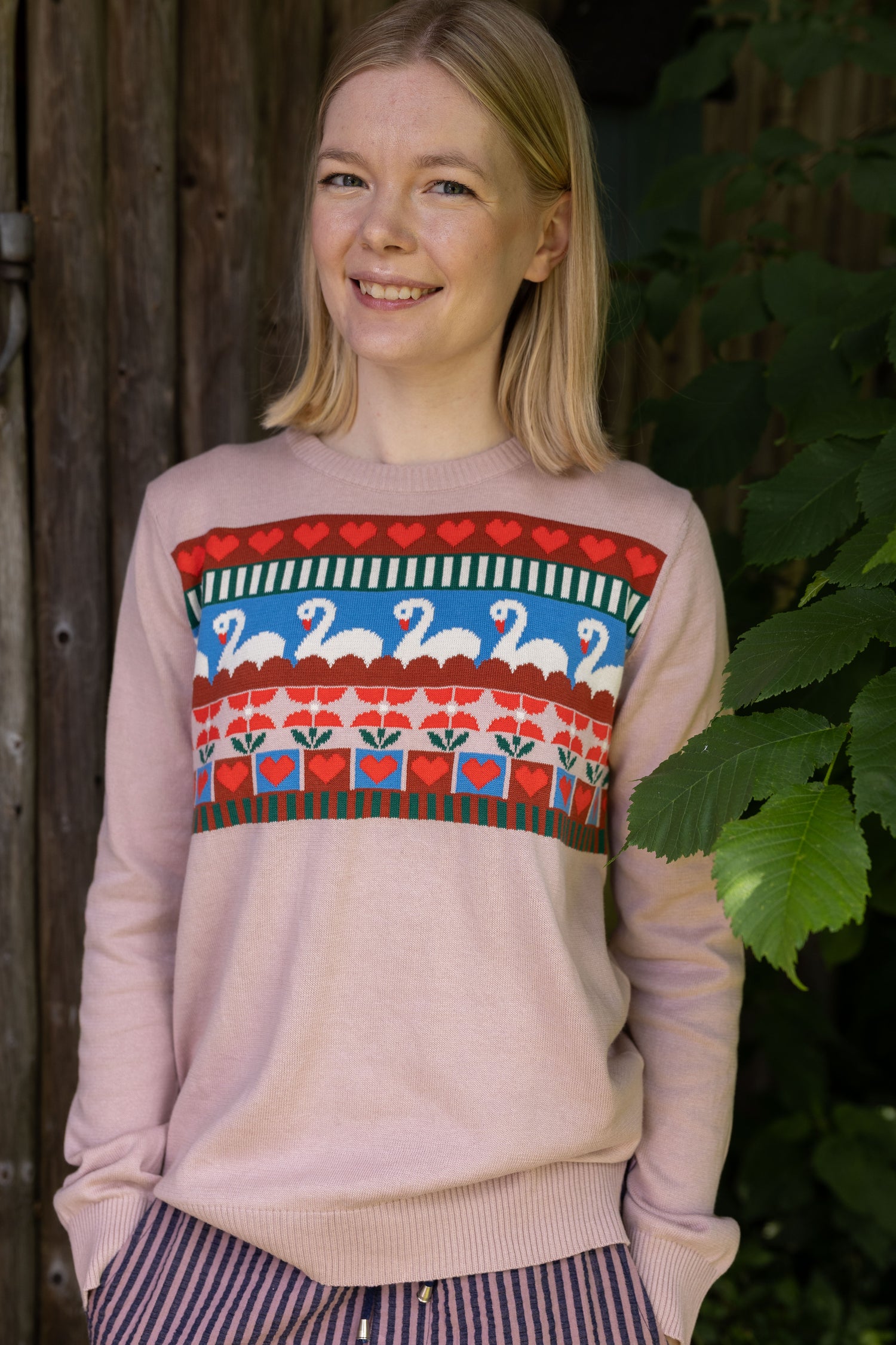 Fin sweater i støvet rosa med flot mønster af svaner og hjerter til kvinder