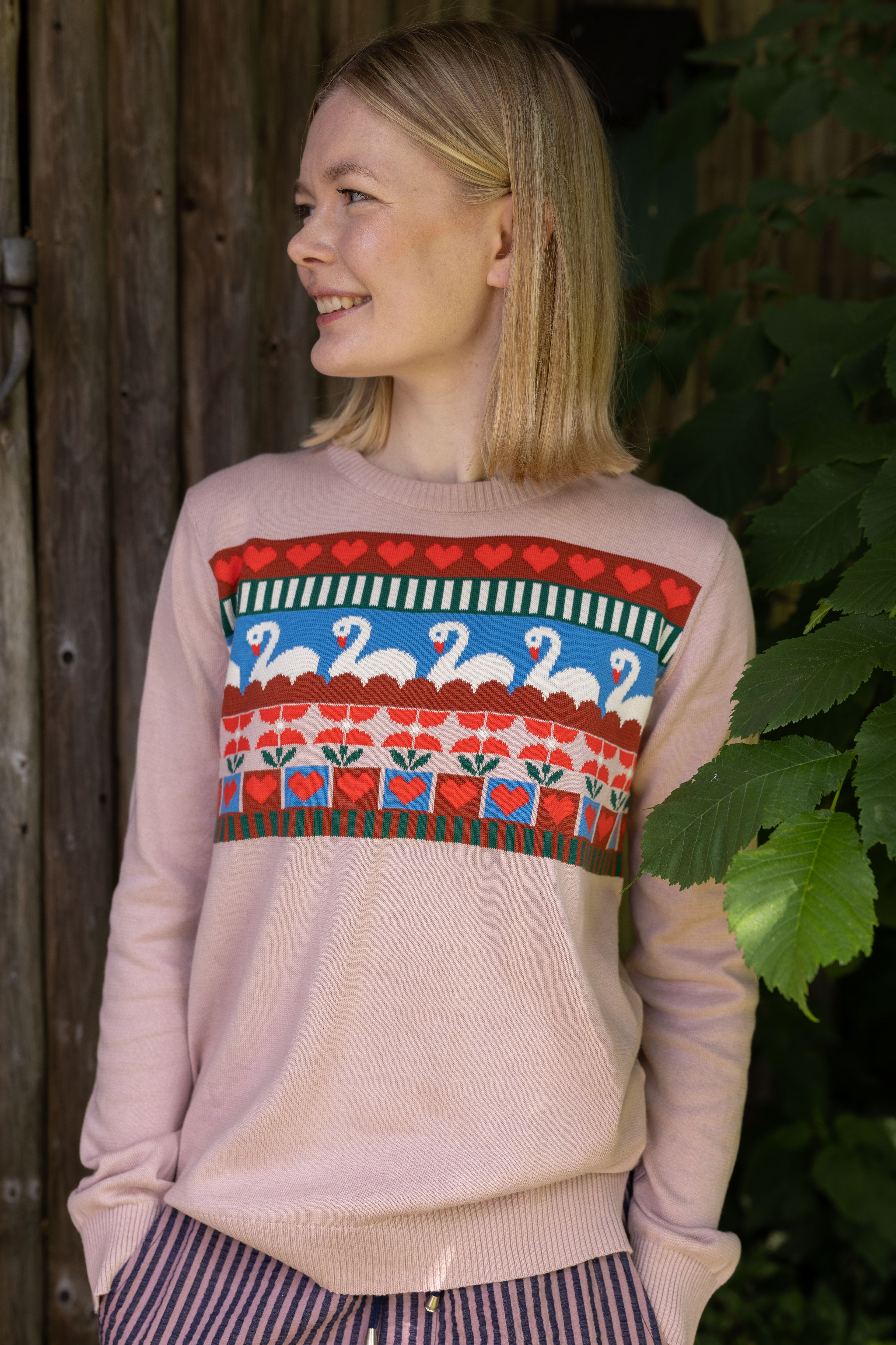 Fin sweater i støvet rosa med flot mønster af svaner og hjerter til kvinder