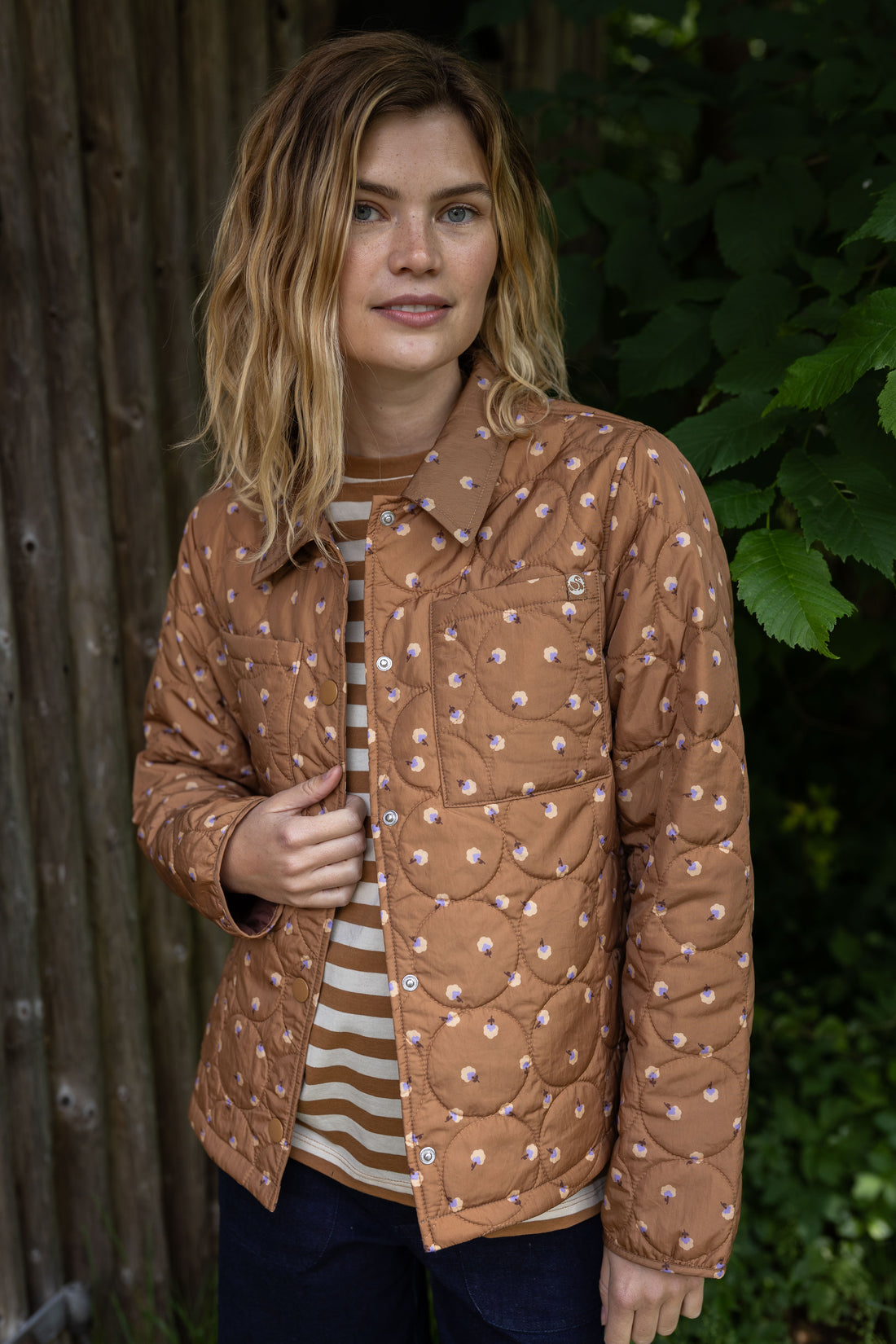 Fin quiltet termojakke i mokka med sødt blomsterprint til kvinder.