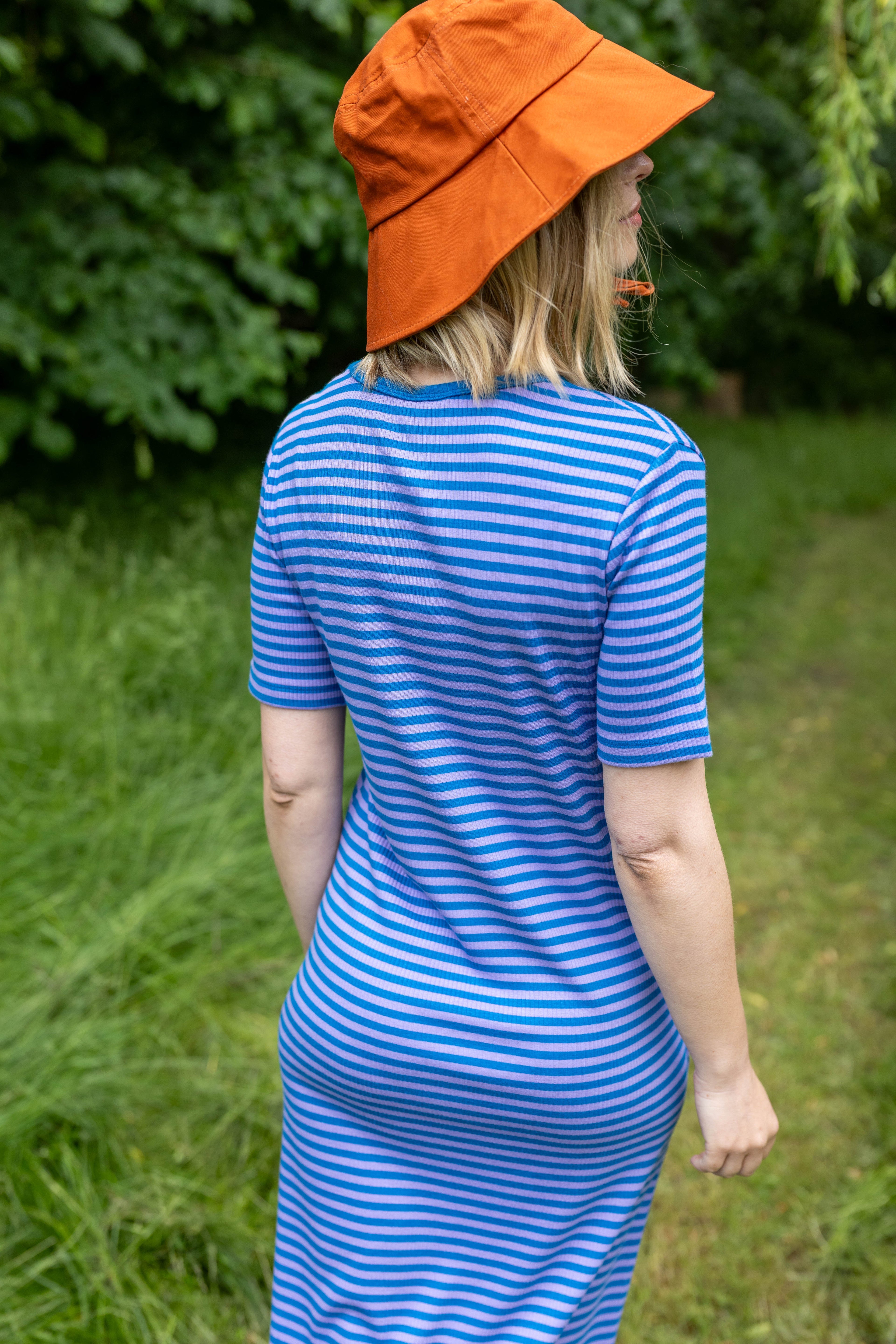 Fin kjole i bomuld og viskose med striber i varm blå og lyslilla til kvinder