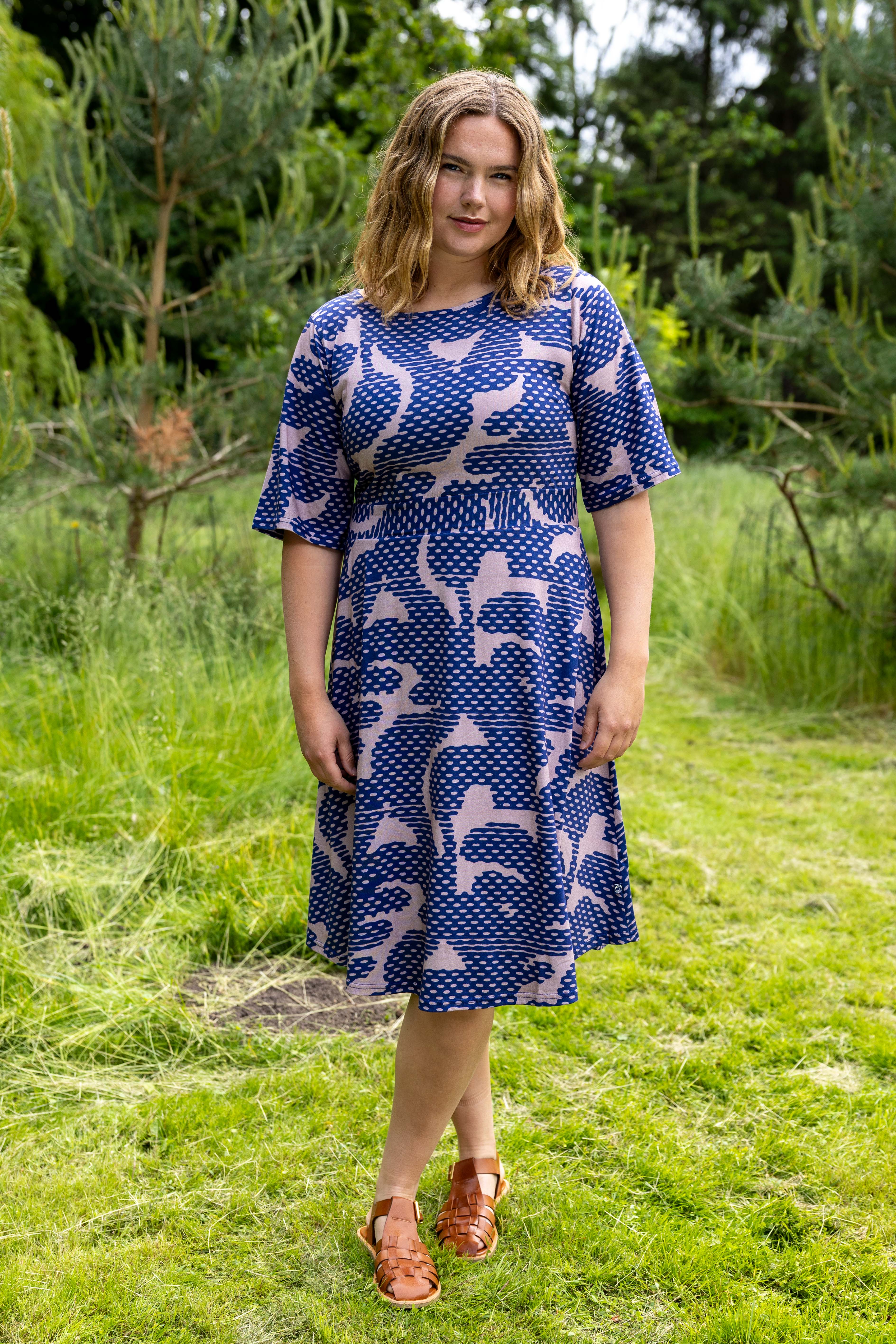 Sød kjole i flot mønster til kvinder