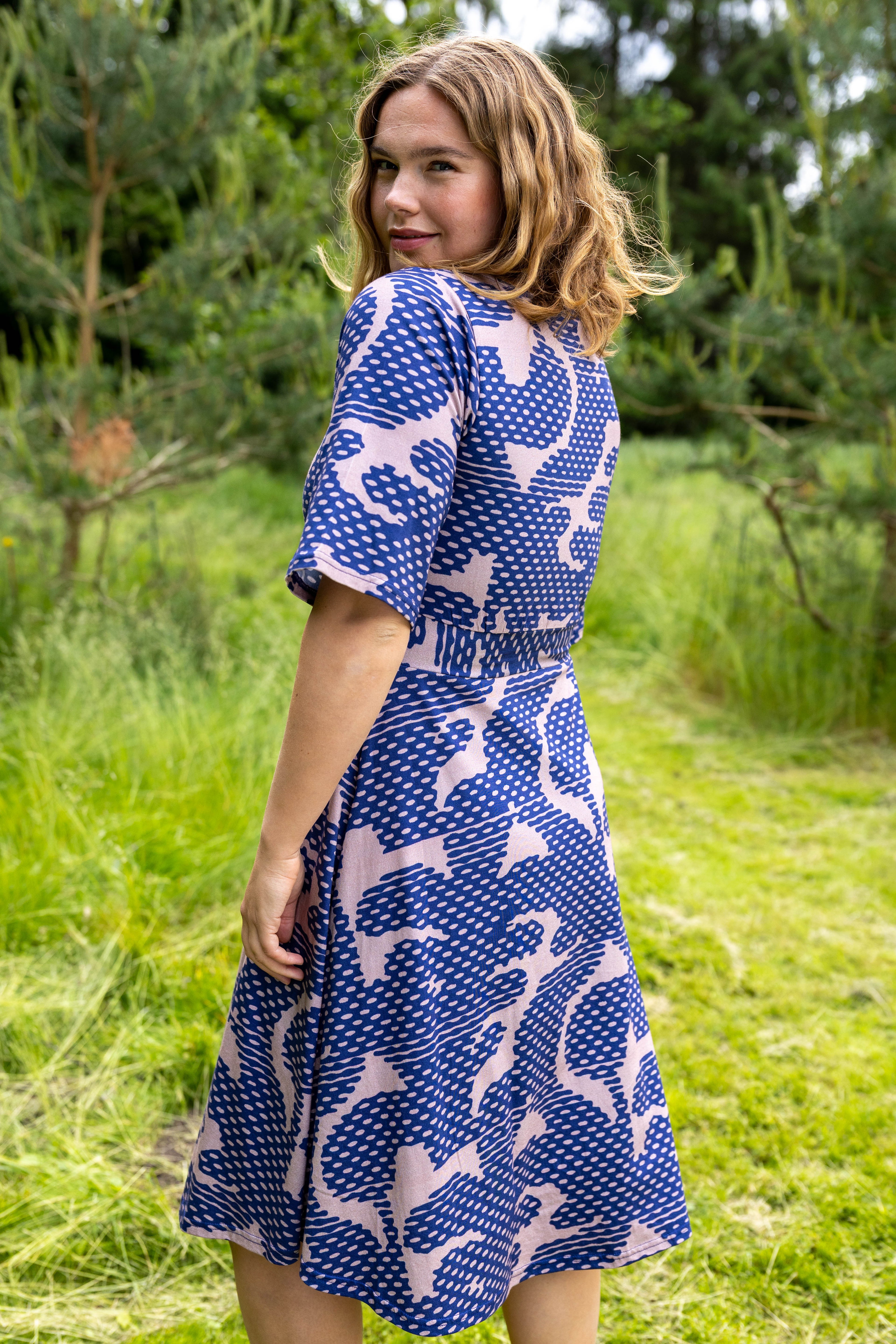 Sød kjole i flot mønster til kvinder