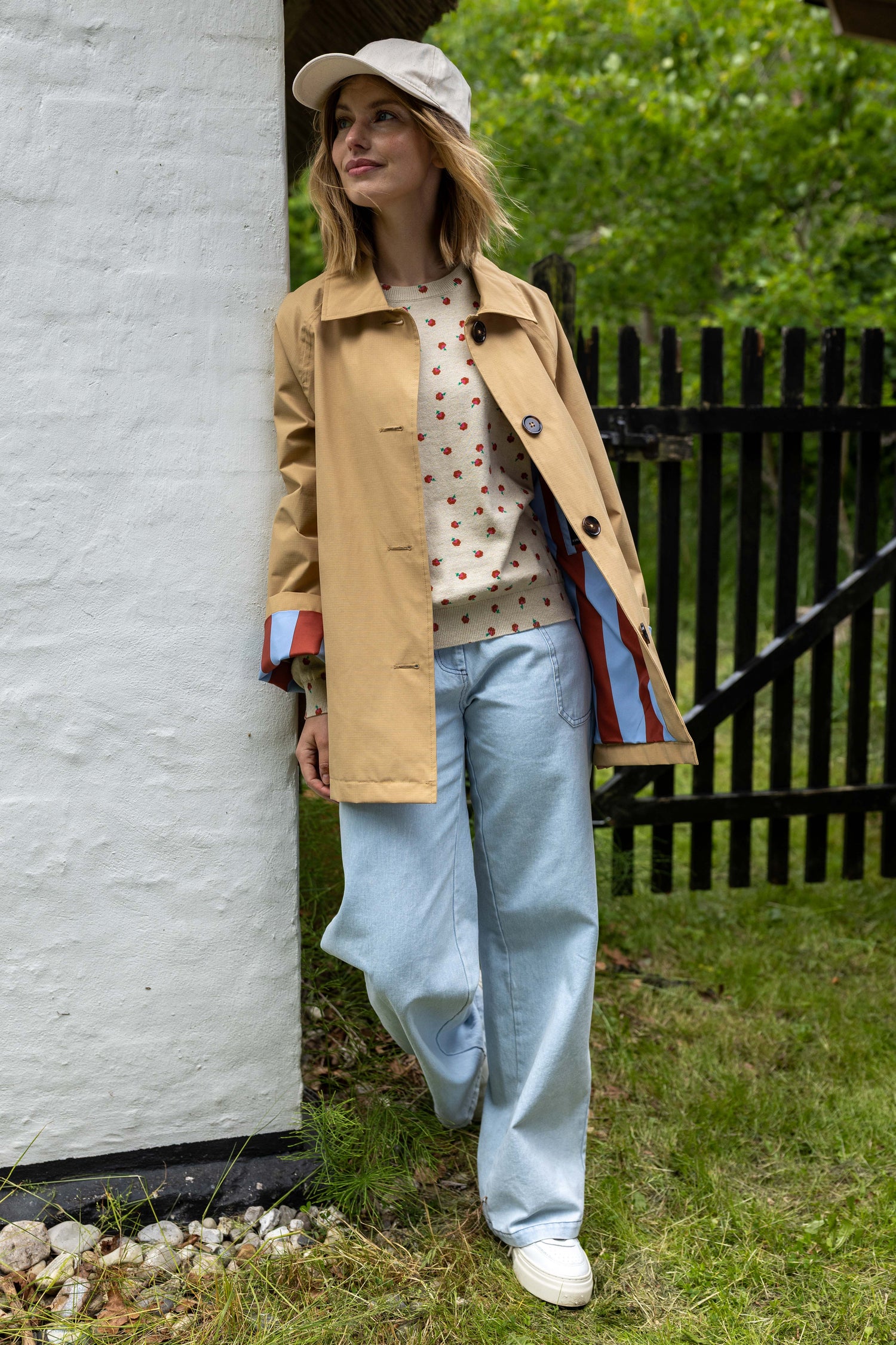 Elegant kort trenchcoat i beige med stribet for til kvinder