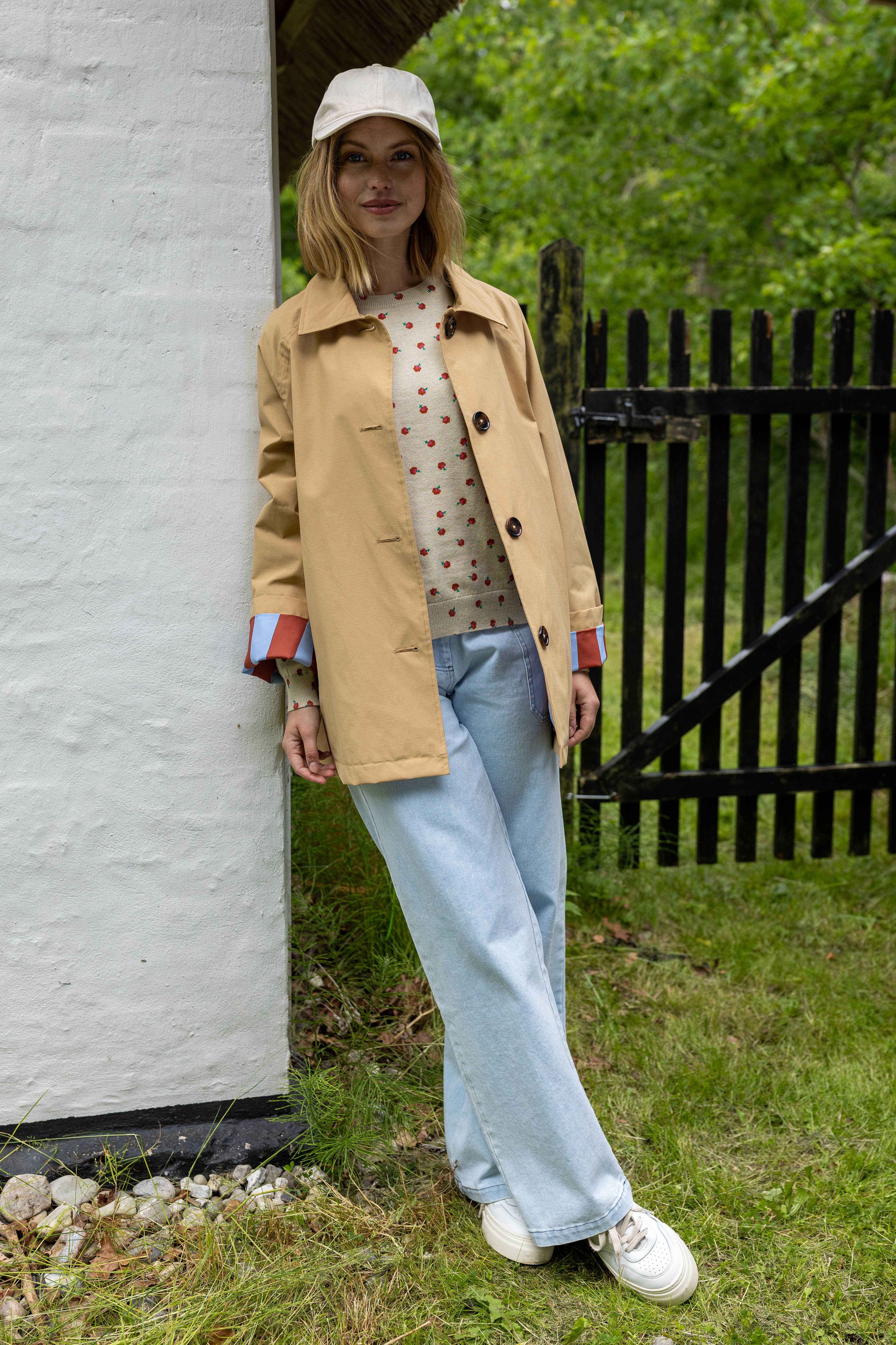 Elegant kort trenchcoat i beige med stribet for til kvinder