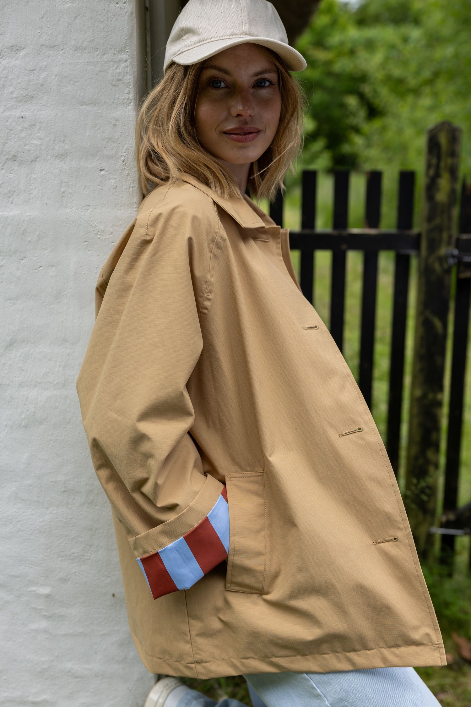 Elegant kort trenchcoat i beige med stribet for til kvinder