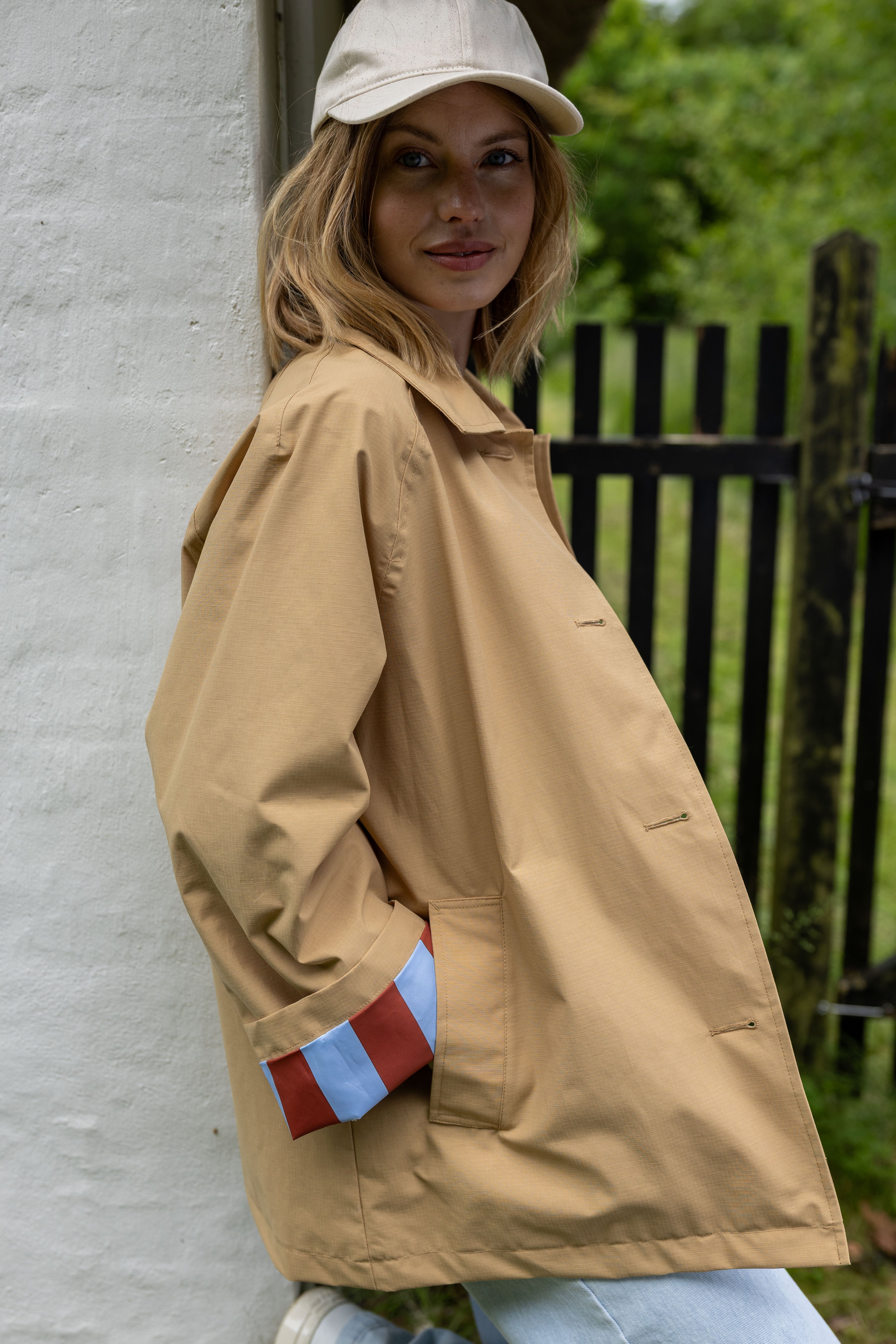 Elegant kort trenchcoat i beige med stribet for til kvinder