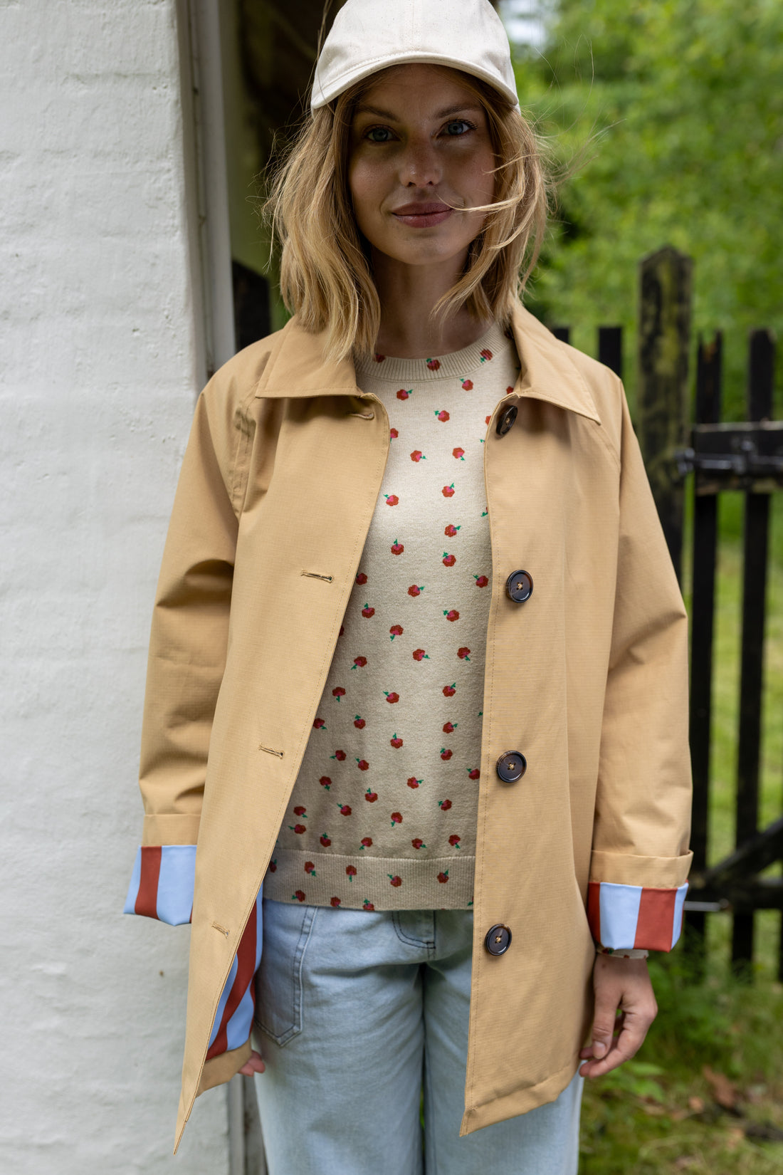 Elegant kort trenchcoat i beige med stribet for til kvinder-1