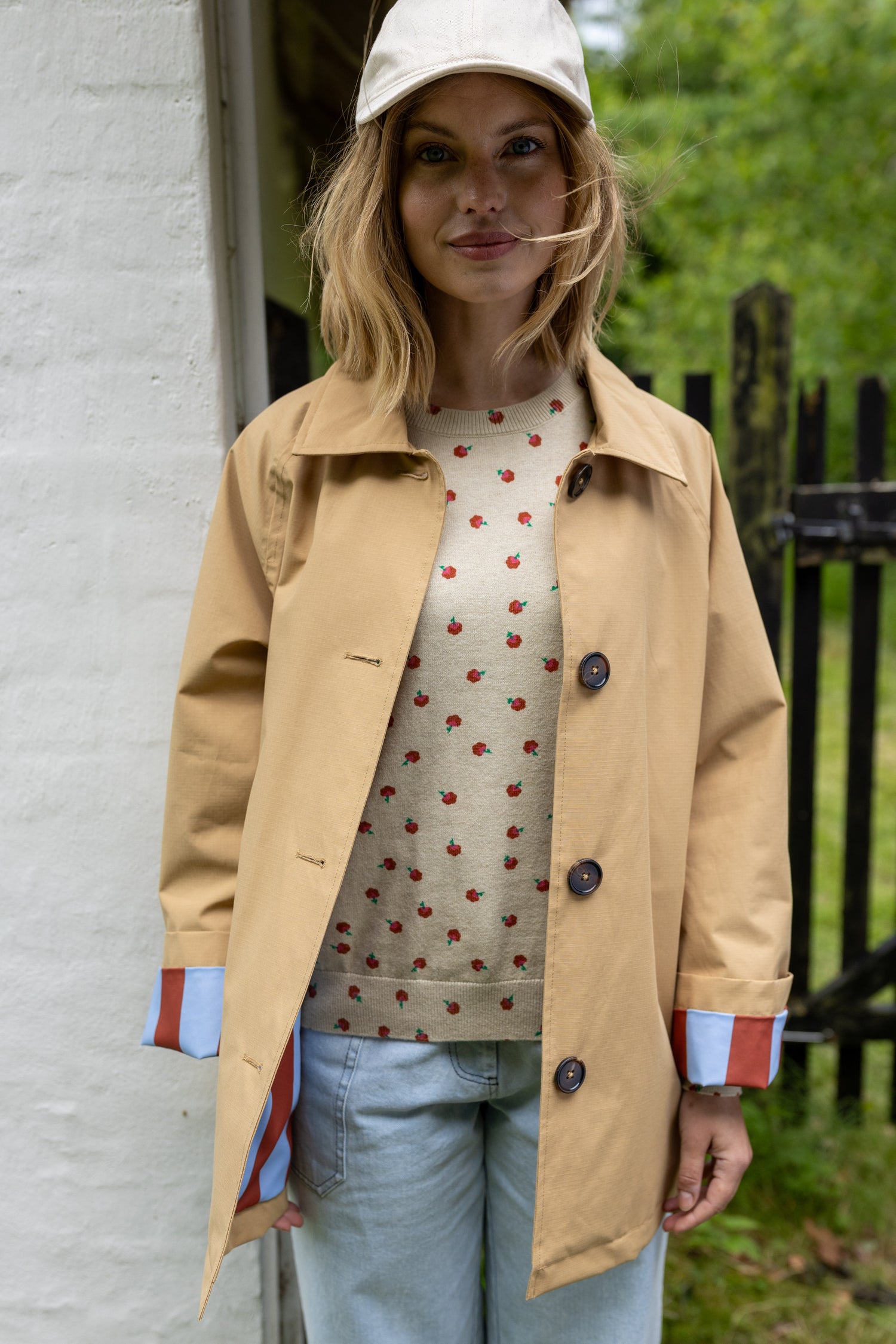 Elegant kort trenchcoat i beige med stribet for til kvinder-1