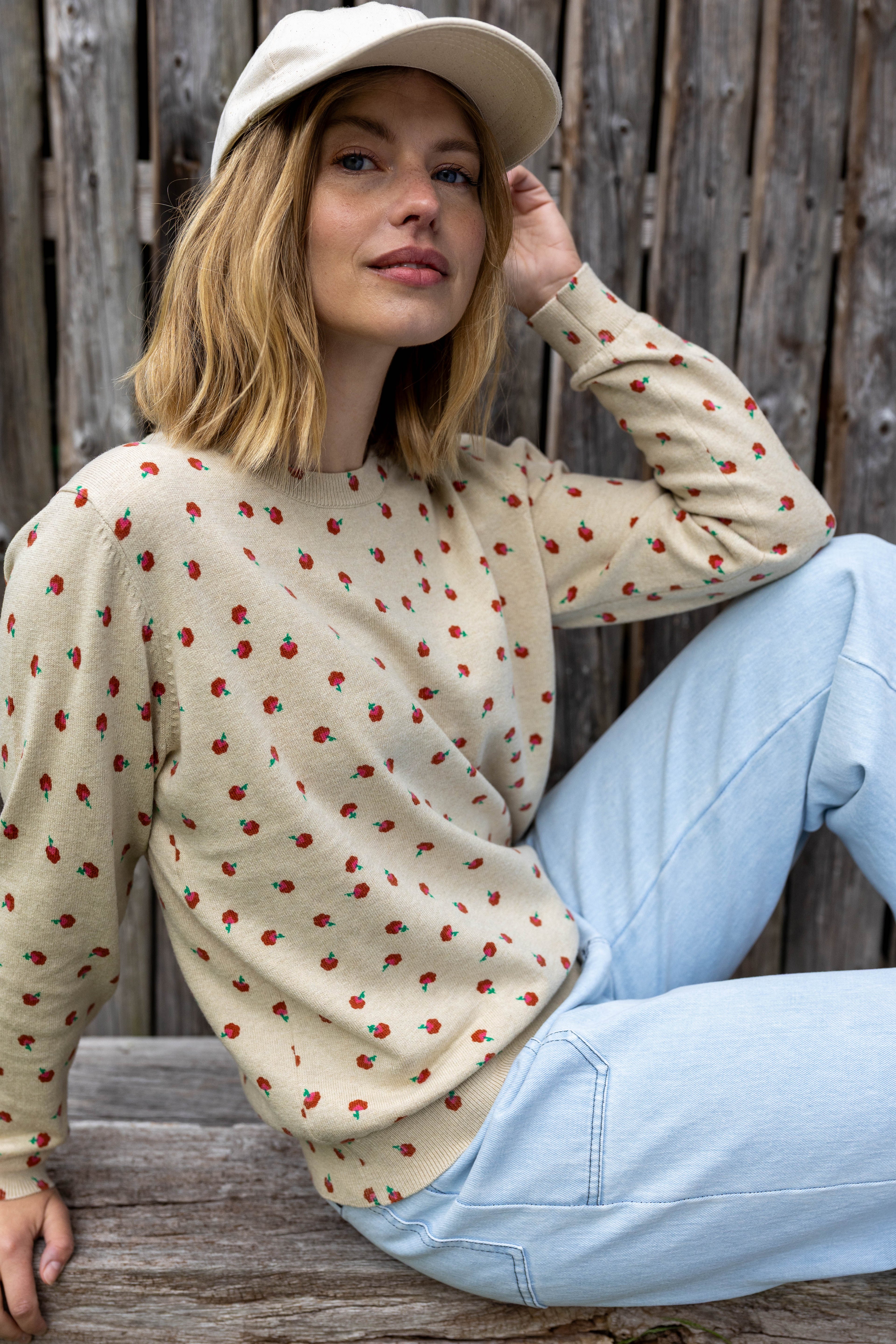 Fin beige sweater i uldmix og med sødt blomstermønster til kvinder