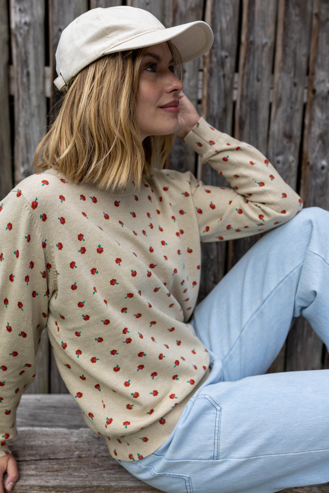 Fin beige sweater i uldmix og med sødt blomstermønster til kvinder
