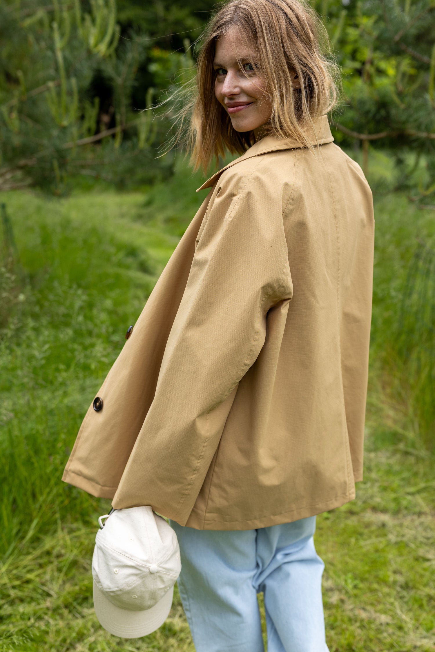 Elegant kort trenchcoat i beige med stribet for til kvinder