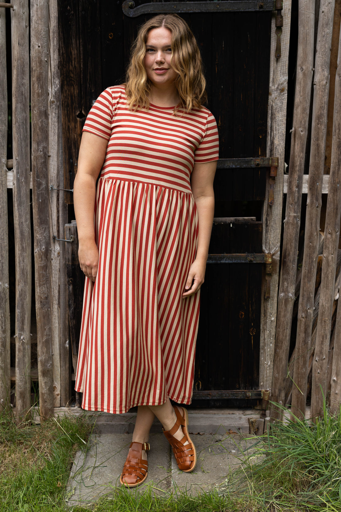 Sød kjole med striber i brændt rød og sandfarve til kvinder
