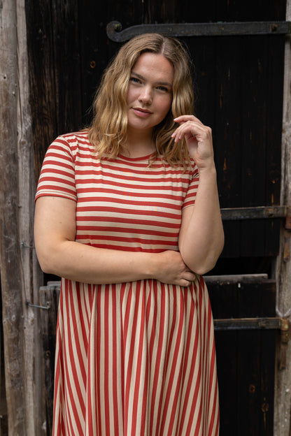 Sød kjole med striber i brændt rød og sandfarve til kvinder